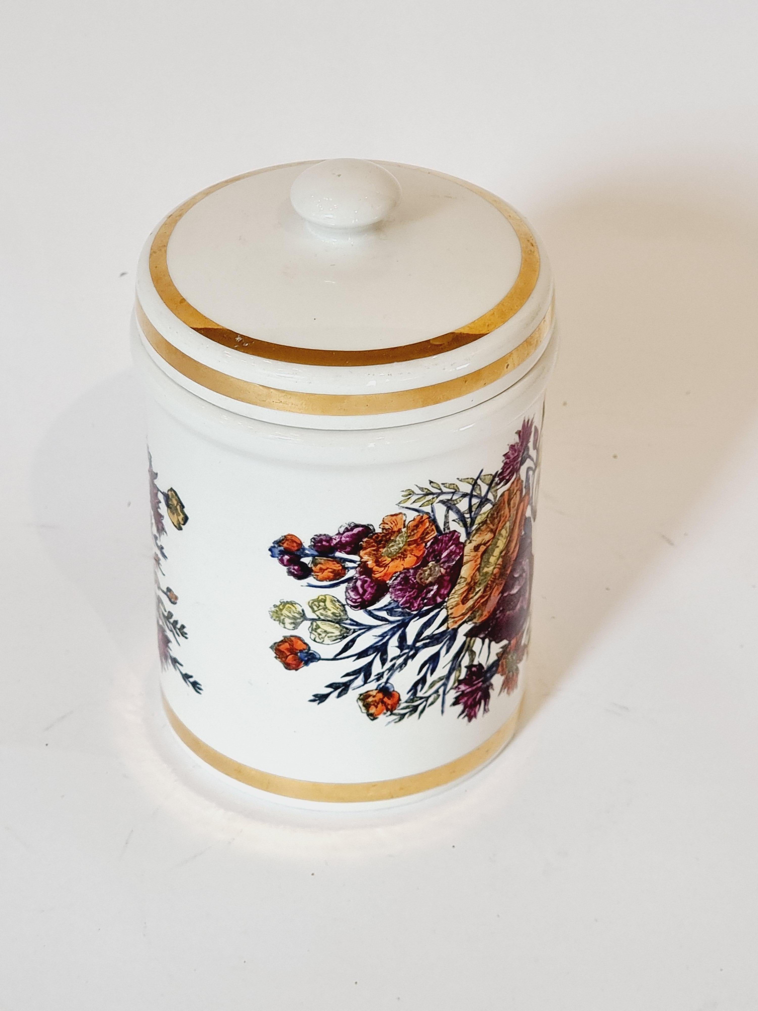 Vaso in porcellana della serie Bagno di Piero Fornasetti, metà del 1900. 

Con decorazioni di fiori e 
