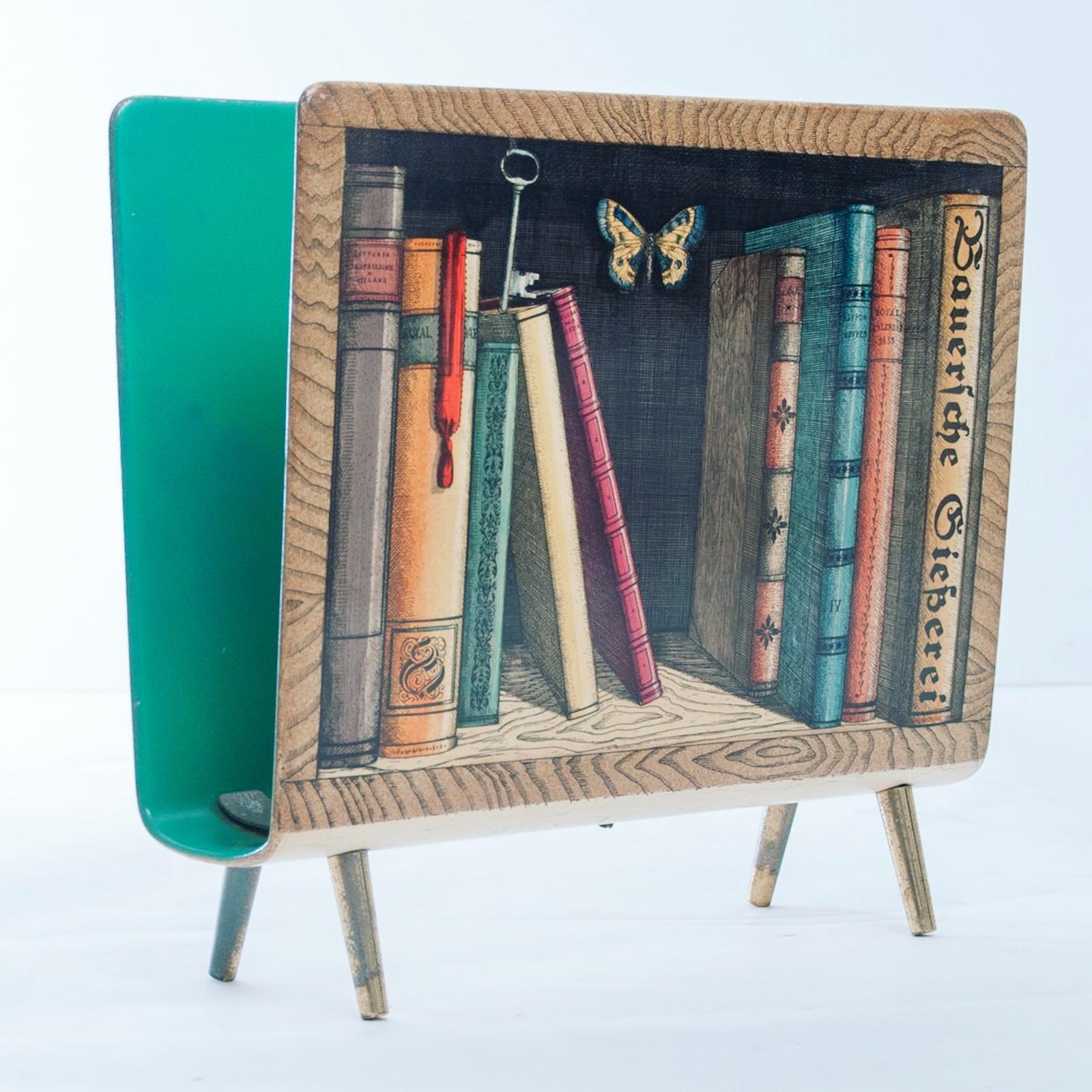 Piero Fornasetti magazine rack with wooden frame and

Hand colored silk-screened decoration.
Fornasetti label to the base.

Atelier Fornasetti, Italy, circa 1950.
   