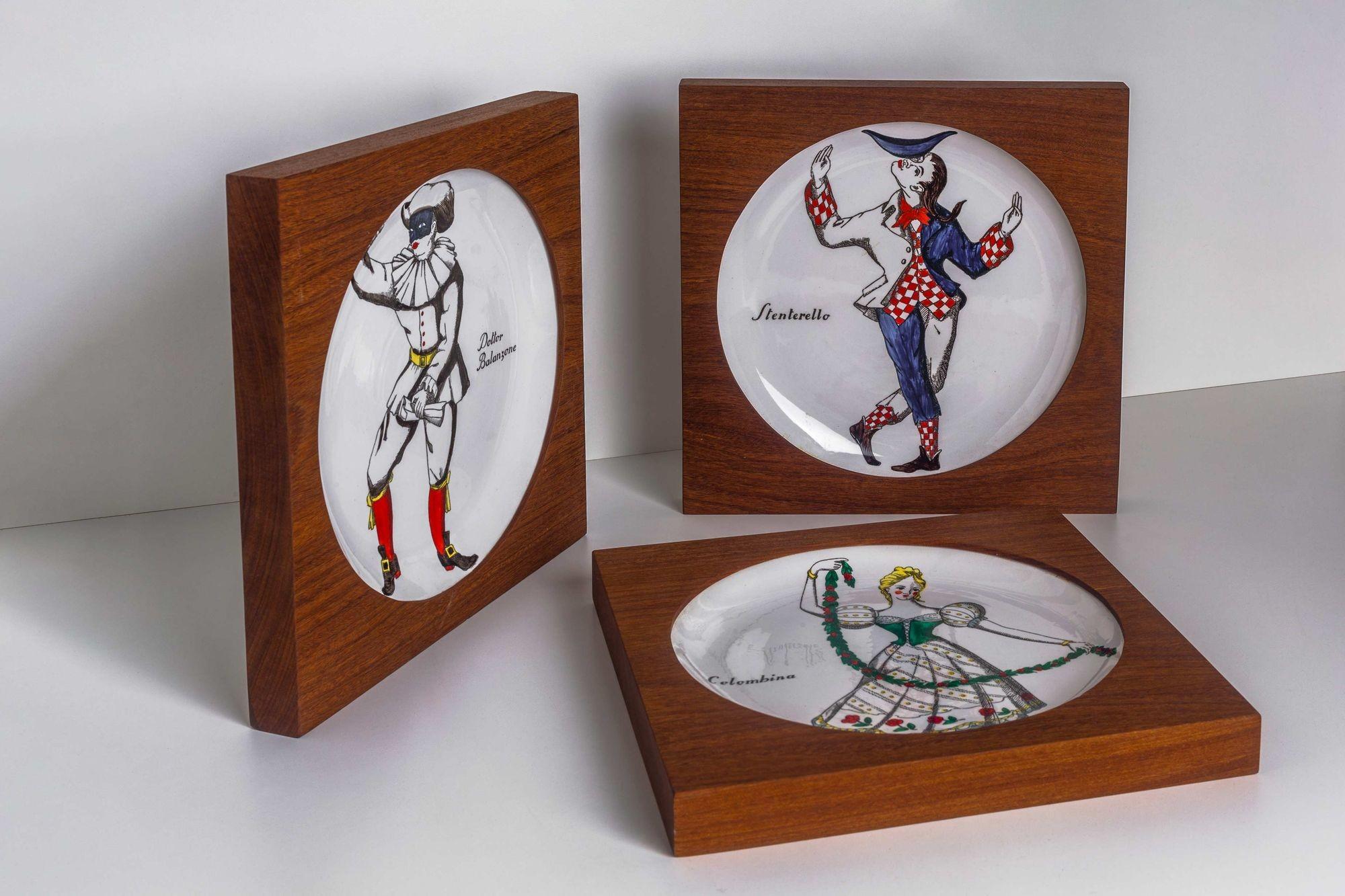 Piero Fornasetti Maschere Platos italianos, Juego de tres, Made in Italy, c. 1950
Marca del fabricante estampada en el reverso de cada placa 