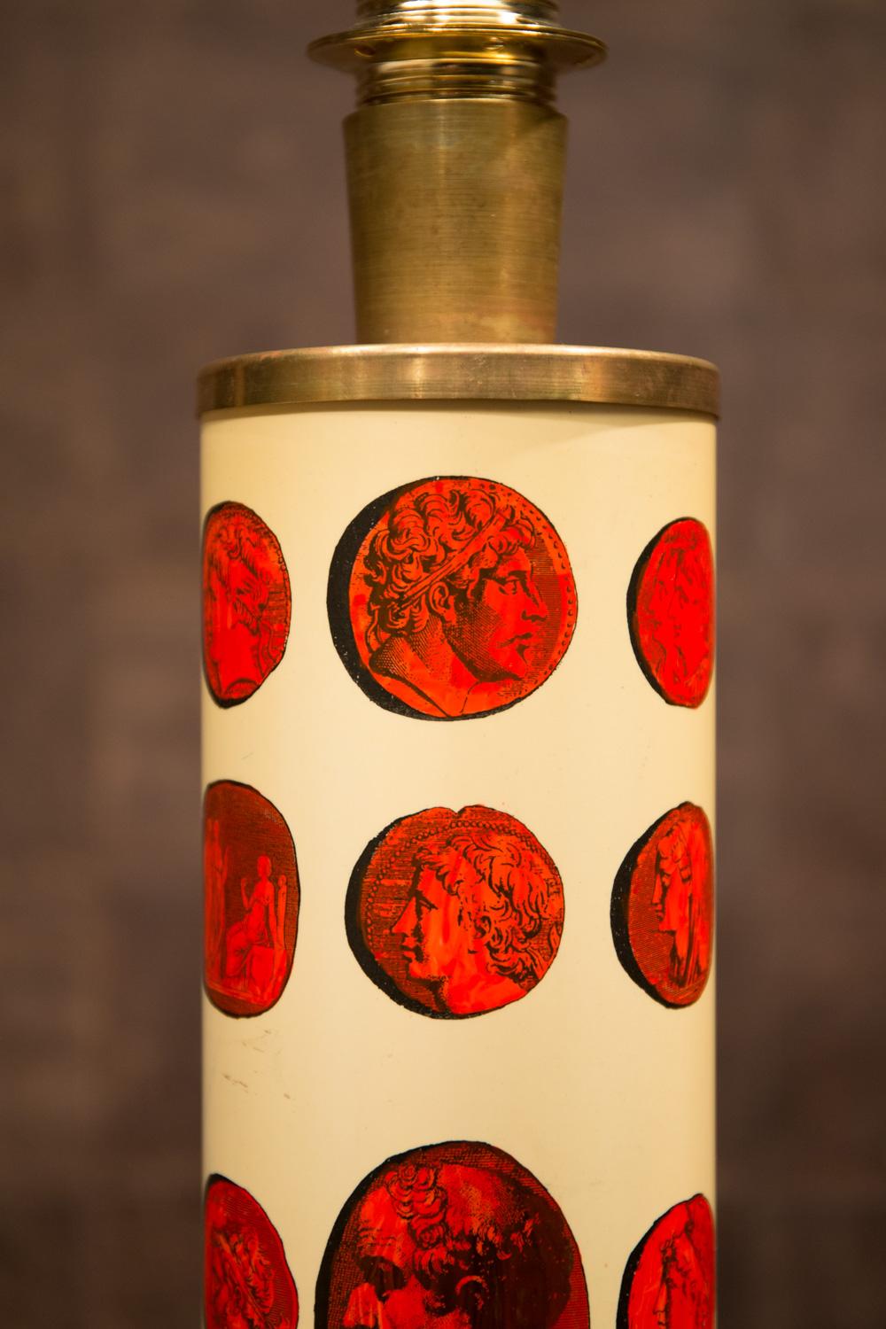 Piero Fornasetti Style Modern Cylindrical Brass Cammei Lamp In Good Condition For Sale In Roma, IT