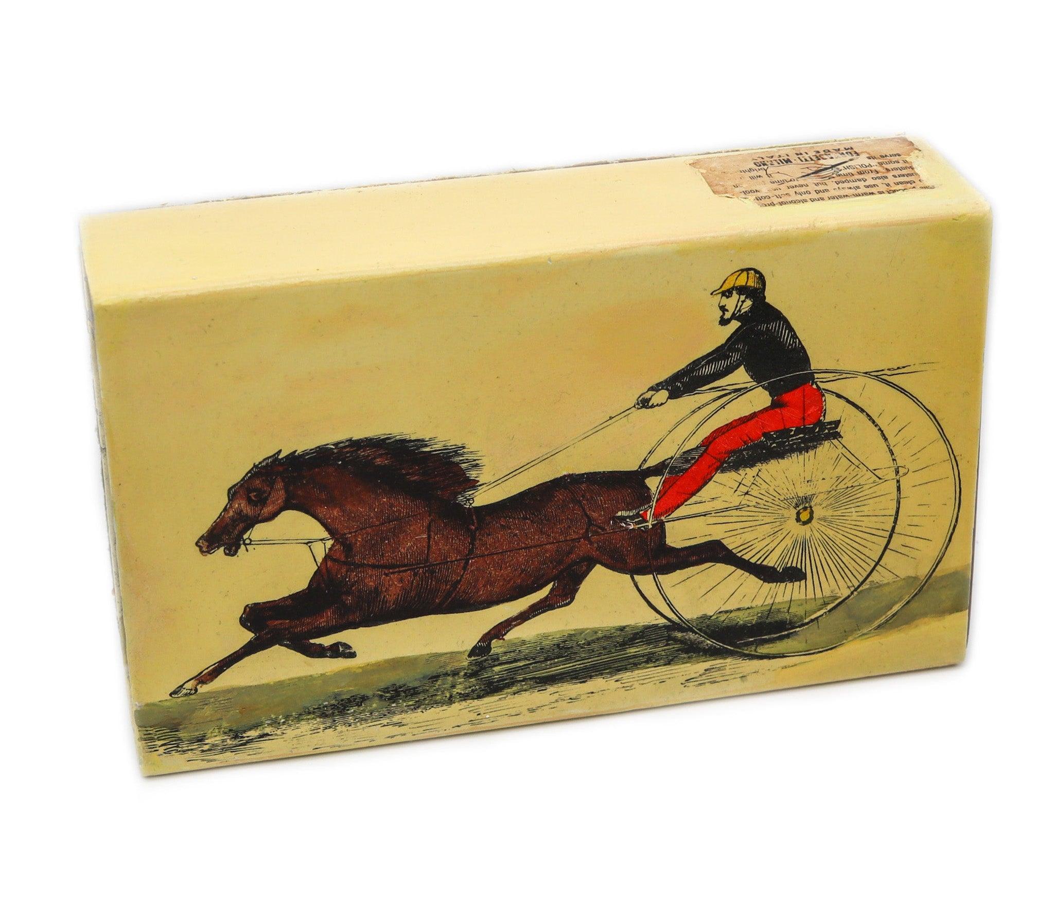 PIERO FORNASETTI Milano 1960 Caja corredera esmaltada con coche de carreras y caballo