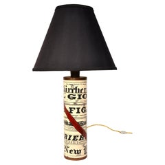 Newspaper World Tischlampe, weiß, schwarz und rot, von Piero Fornasetti