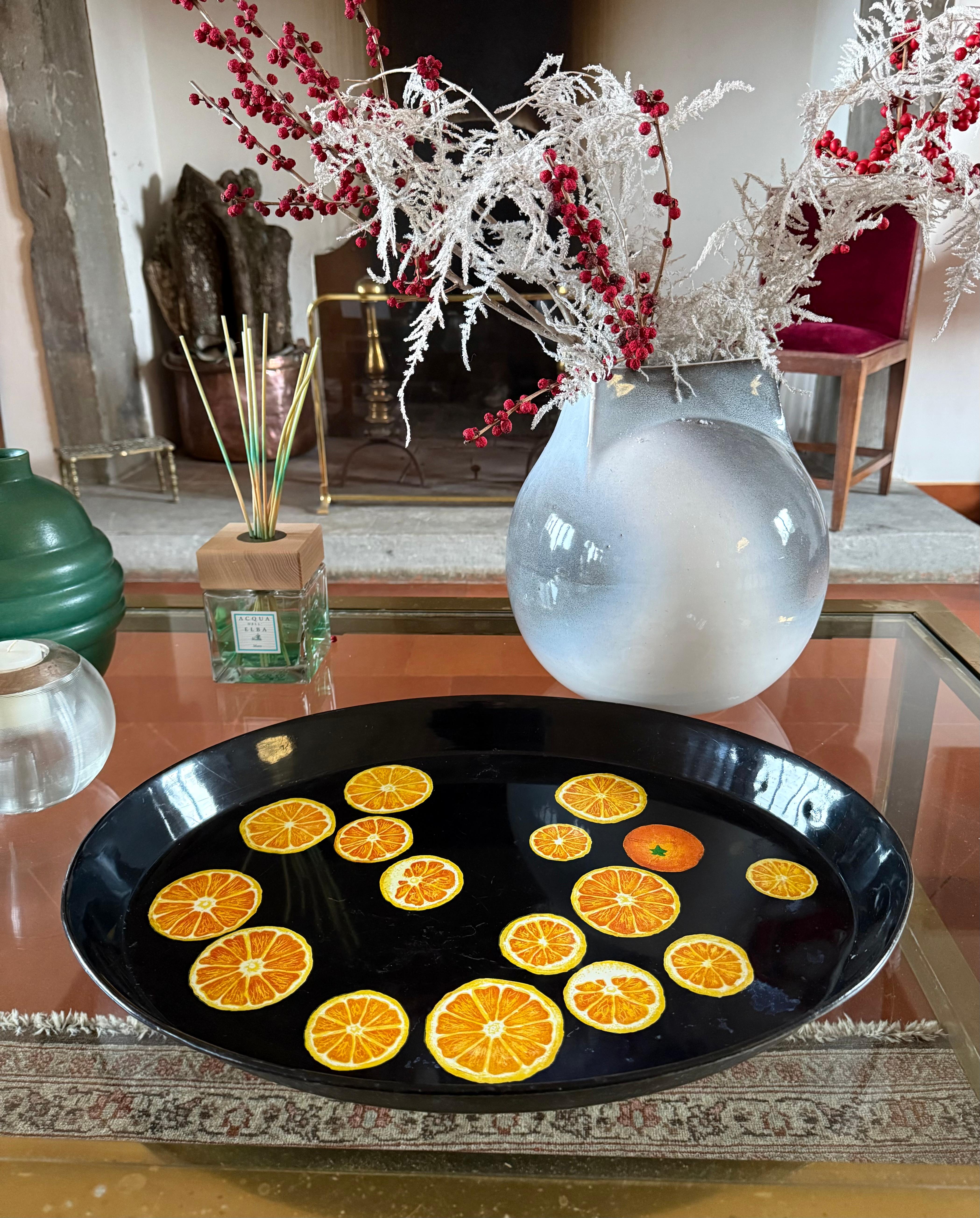 Rare oranges aluminum Tray

Prod. Fornasetti, Milan, Italy, ca. 1955

Serigraphed metal.

Label not present

H 4.5 cm x 39 x 51 cm

Bibliography: Mariuccia Casadio, Barnaba Fornasetti, Fornasetti. L'artista alchimista. La bottega fantastica, Electa,