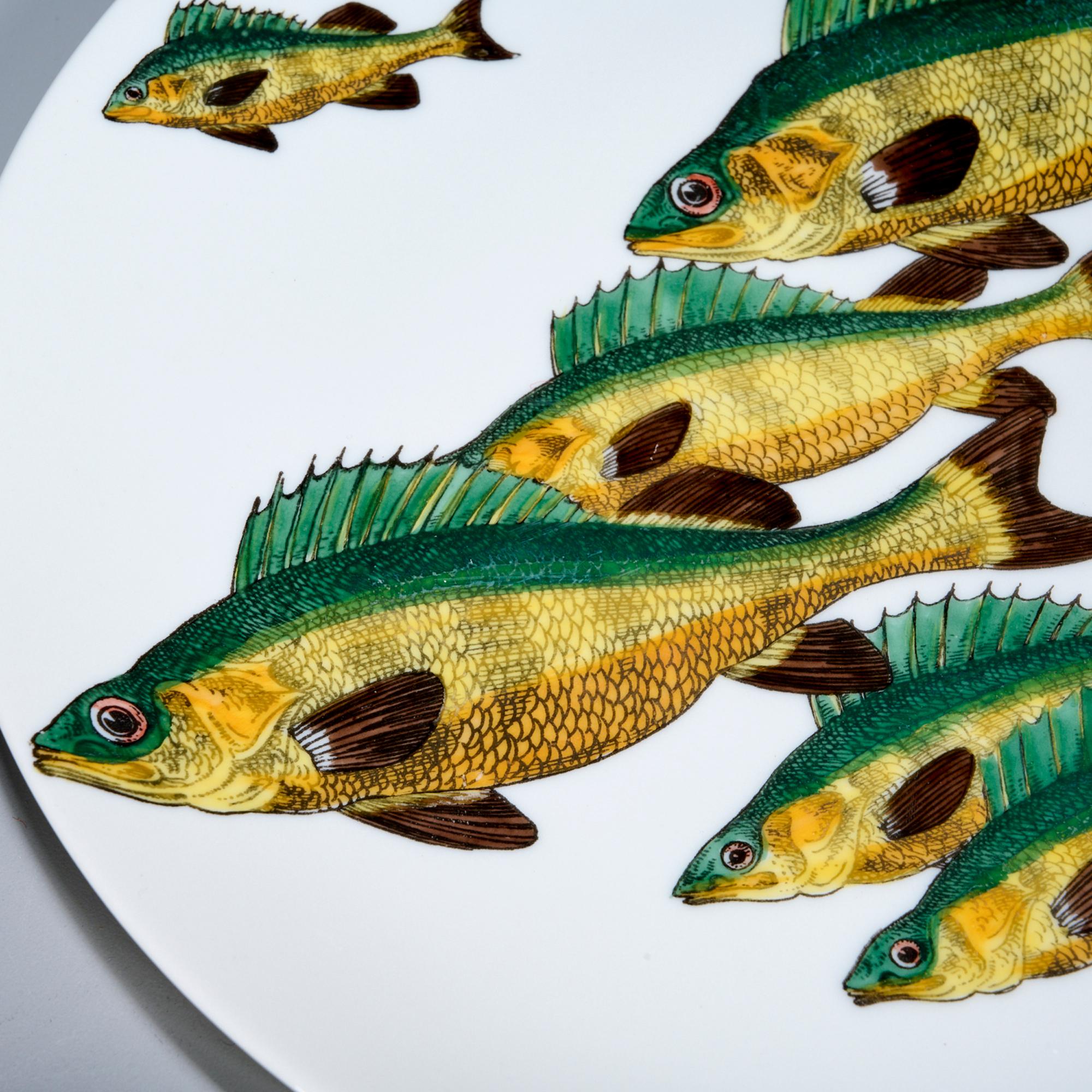 Mid-Century Modern Assiettes en porcelaine « Pesci » de Piero Fornasetti, ensemble de six assiettes avec École de poisson en vente