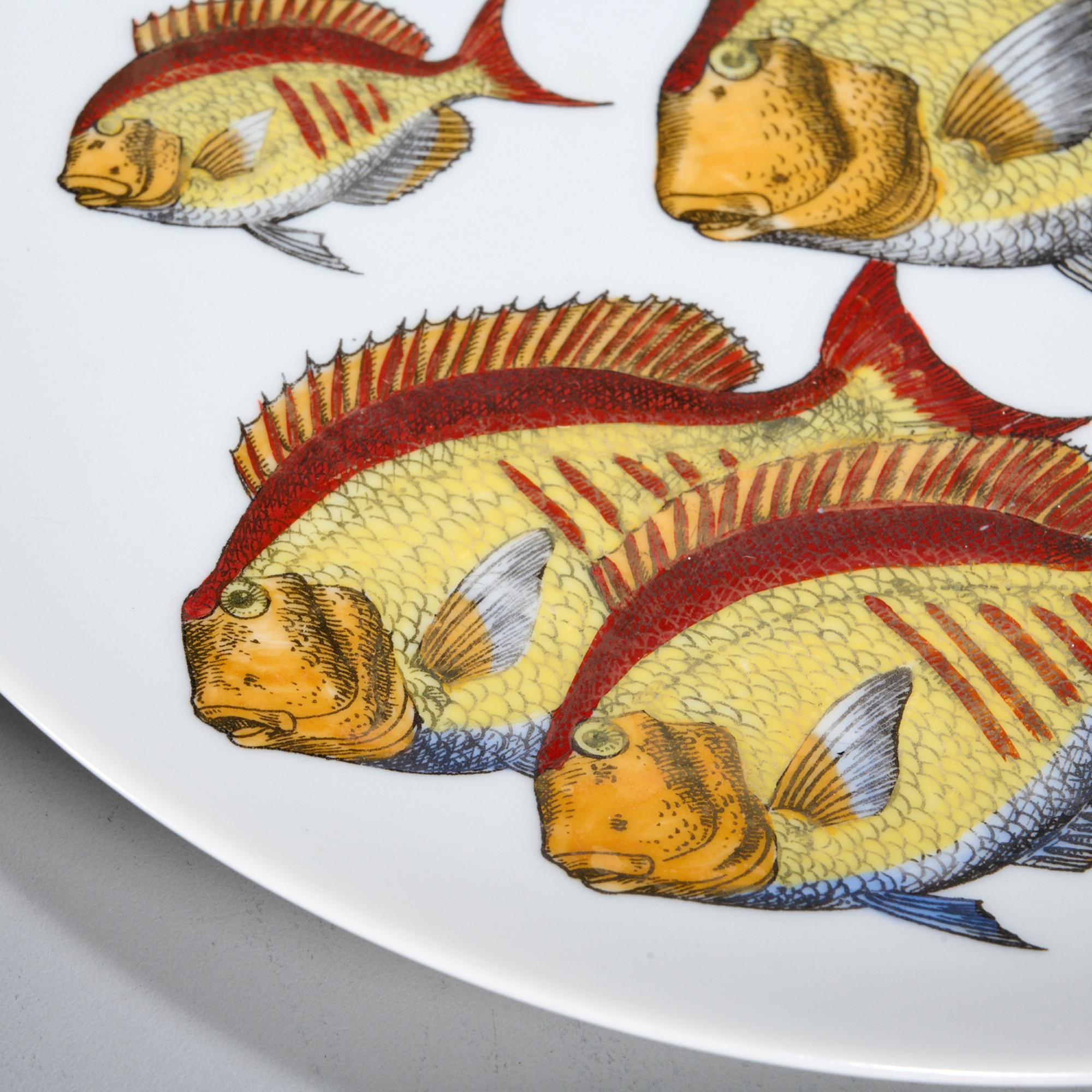 italien Assiettes en porcelaine « Pesci » de Piero Fornasetti, ensemble de six assiettes avec École de poisson en vente