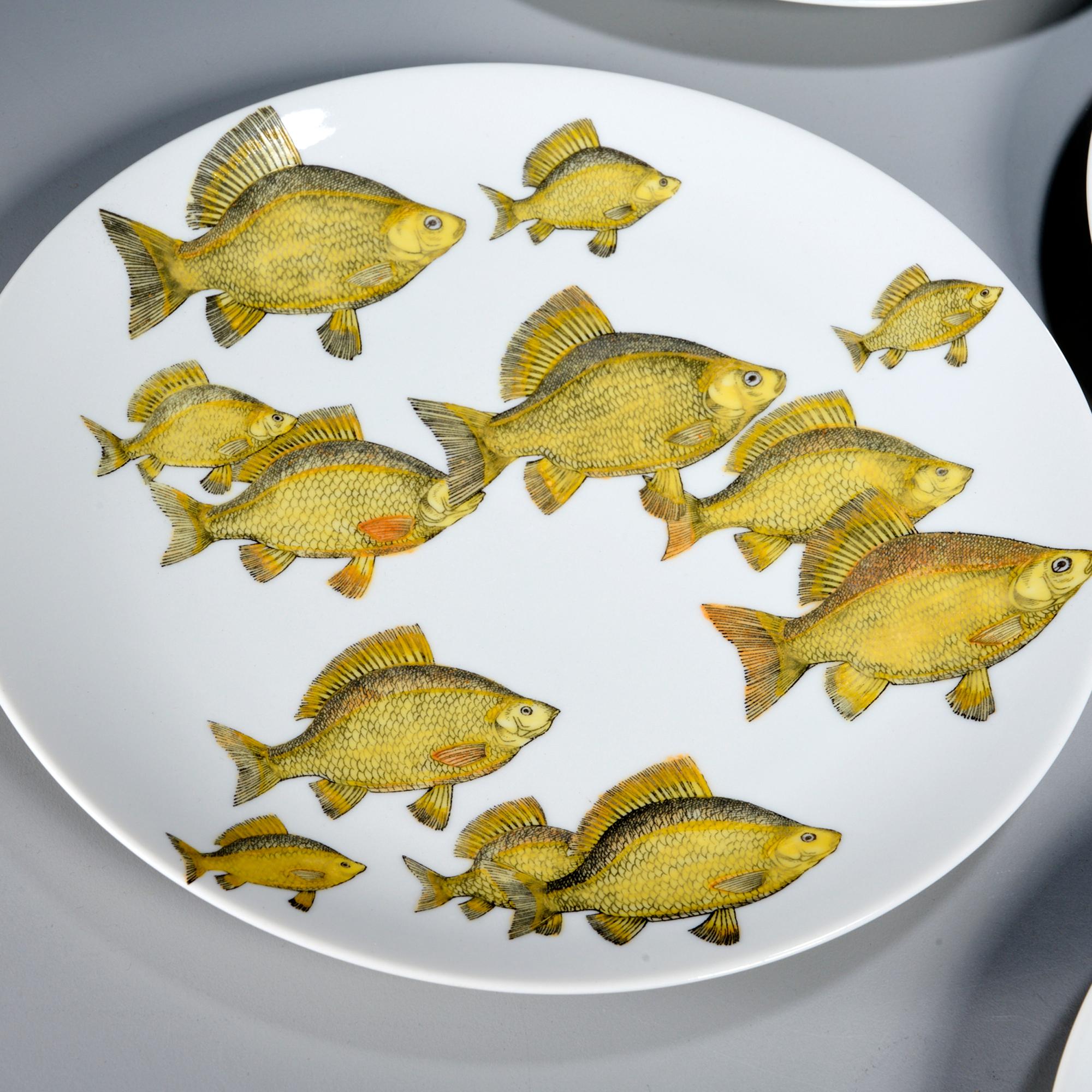 Assiettes en porcelaine « Pesci » de Piero Fornasetti, ensemble de six assiettes avec École de poisson Bon état - En vente à Downingtown, PA