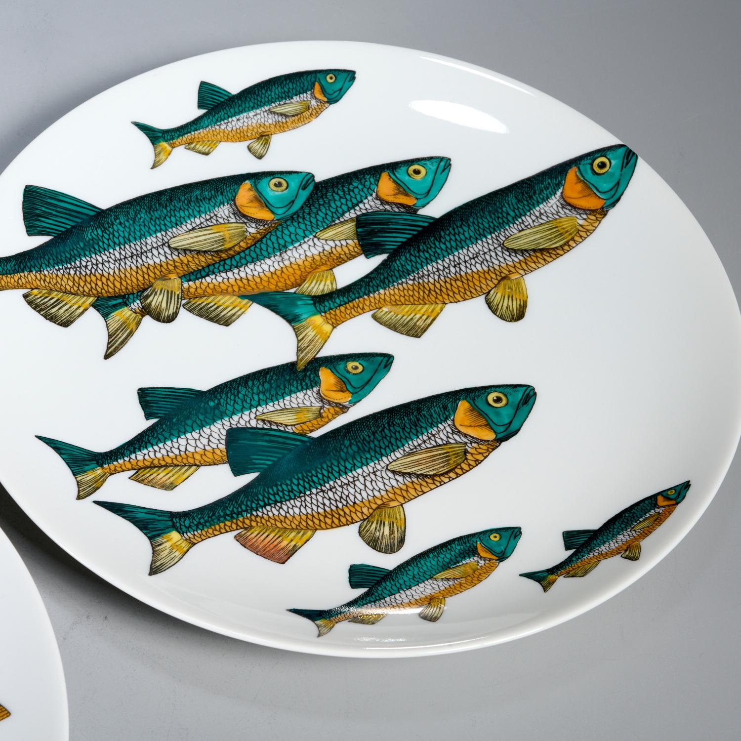 Fin du 20e siècle Assiettes en porcelaine « Pesci » de Piero Fornasetti, ensemble de six assiettes avec École de poisson en vente