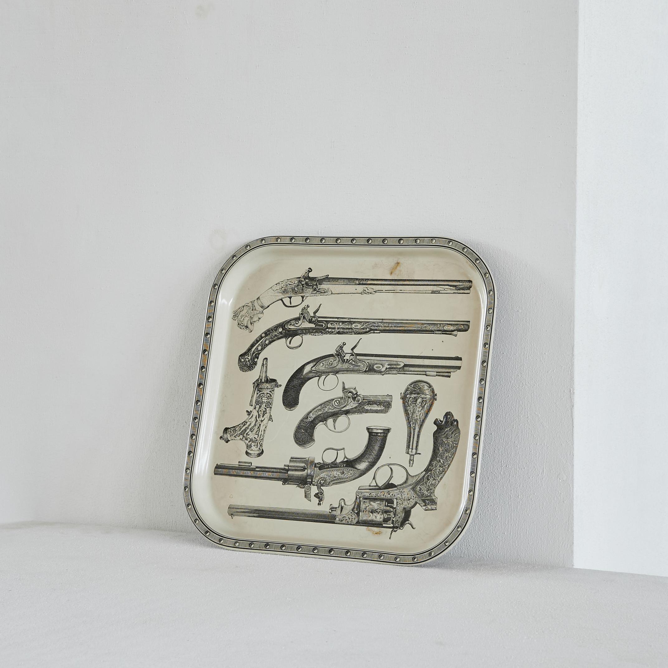 Piero Fornasetti 'Pistole' Tablett aus siebgedrucktem Metall, Italien, 1960er Jahre.

Dieses 