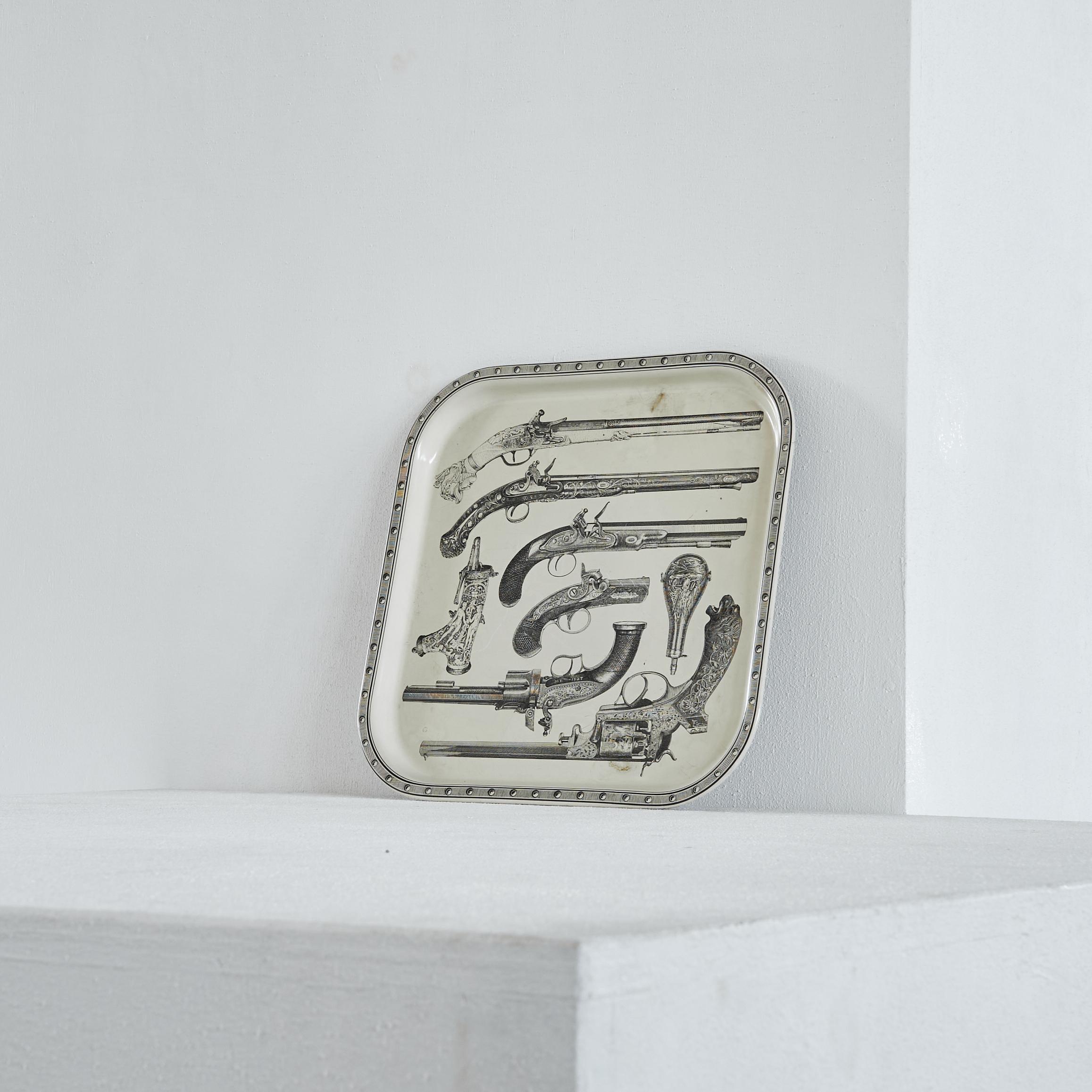 Piero Fornasetti „Pistole“-Tablett aus Seiden-Raumteiler, Italien 1960er Jahre (Moderne der Mitte des Jahrhunderts) im Angebot