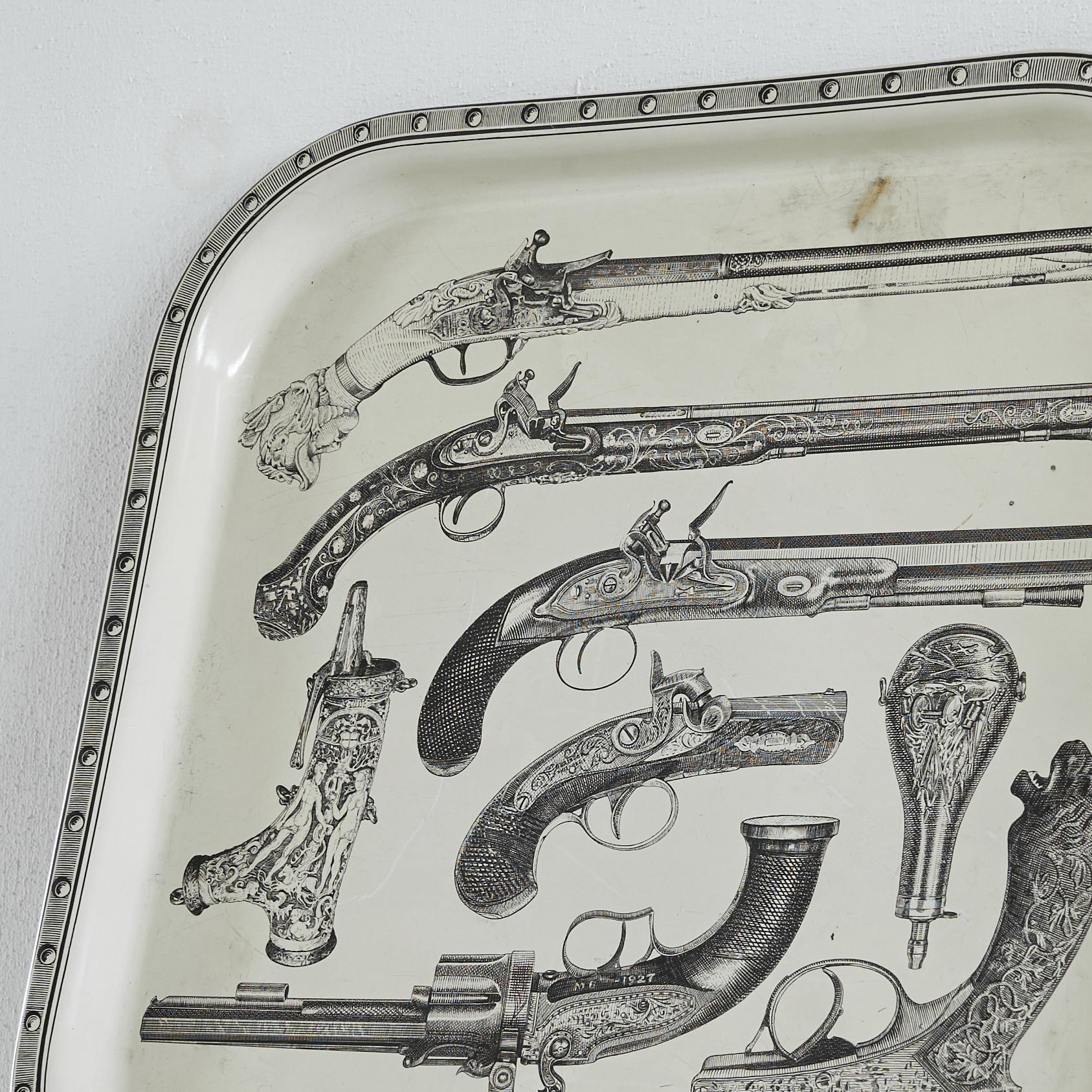 Piero Fornasetti „Pistole“-Tablett aus Seiden-Raumteiler, Italien 1960er Jahre (Handgefertigt) im Angebot