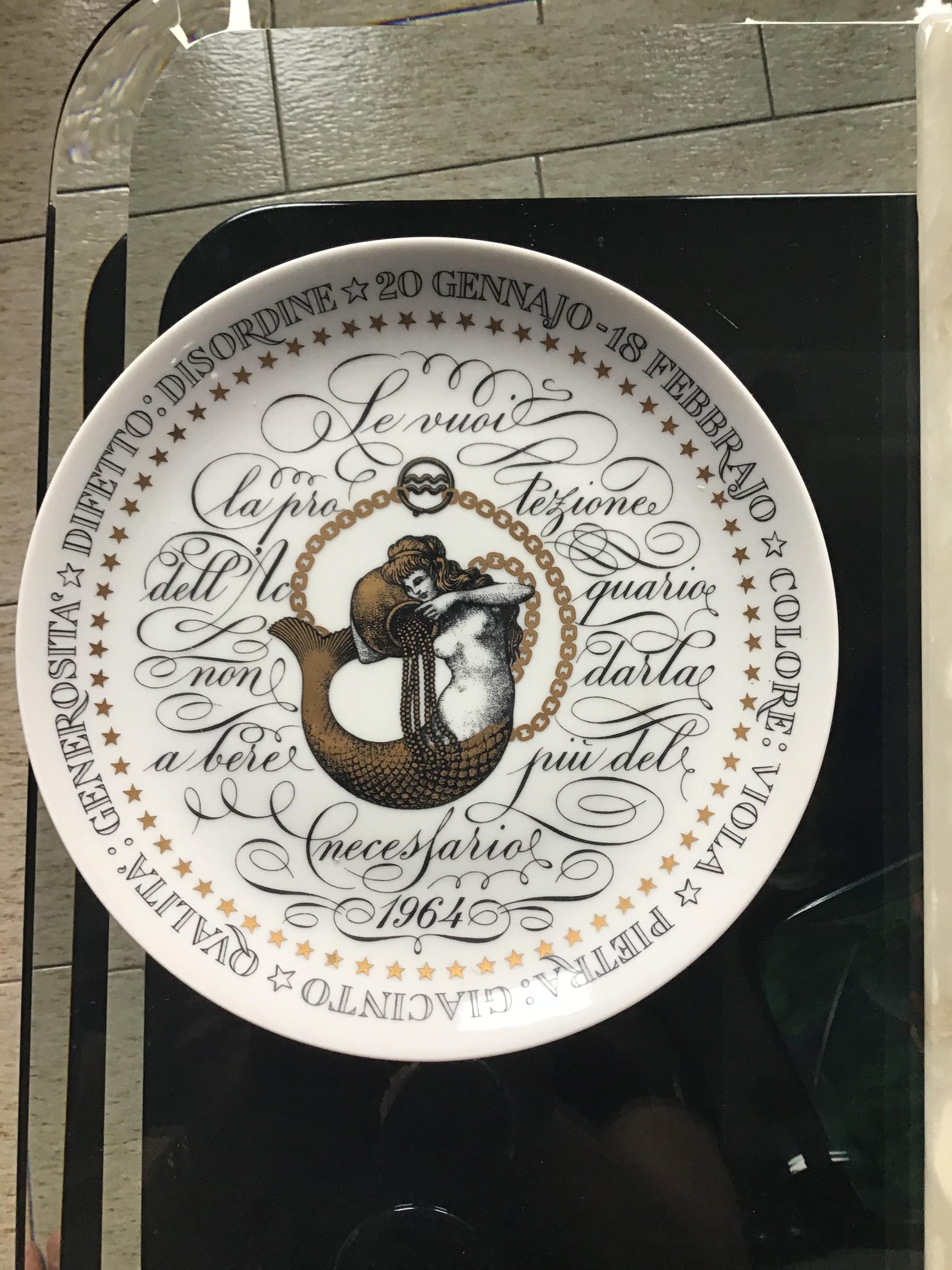 Piatto Piero Fornasetti segno zodiacale Acquario in porcellana 1964, Italia.