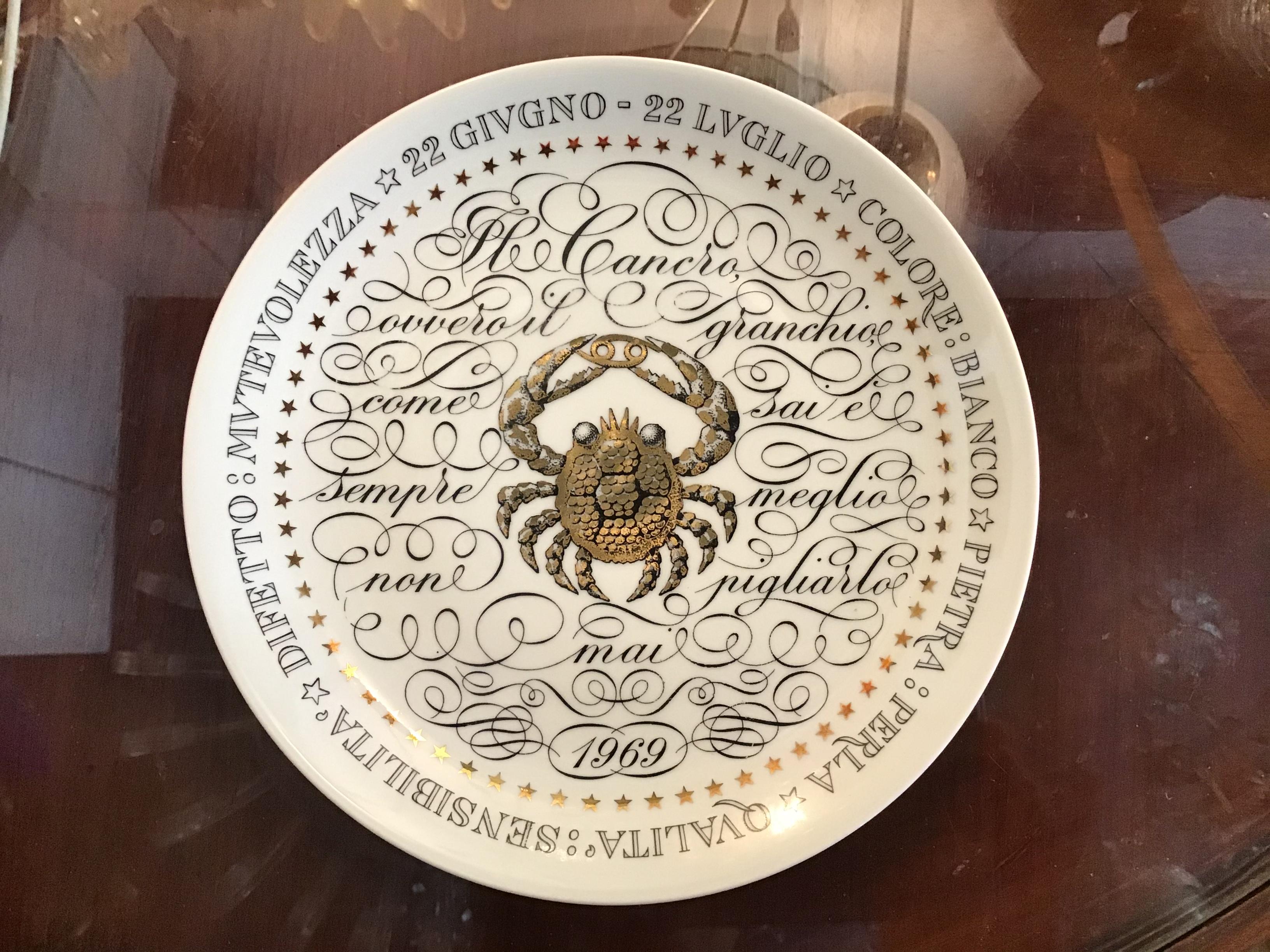 Piatto Piero Fornasetti segno zodiacale Cancro in porcellana 1969, Italia.