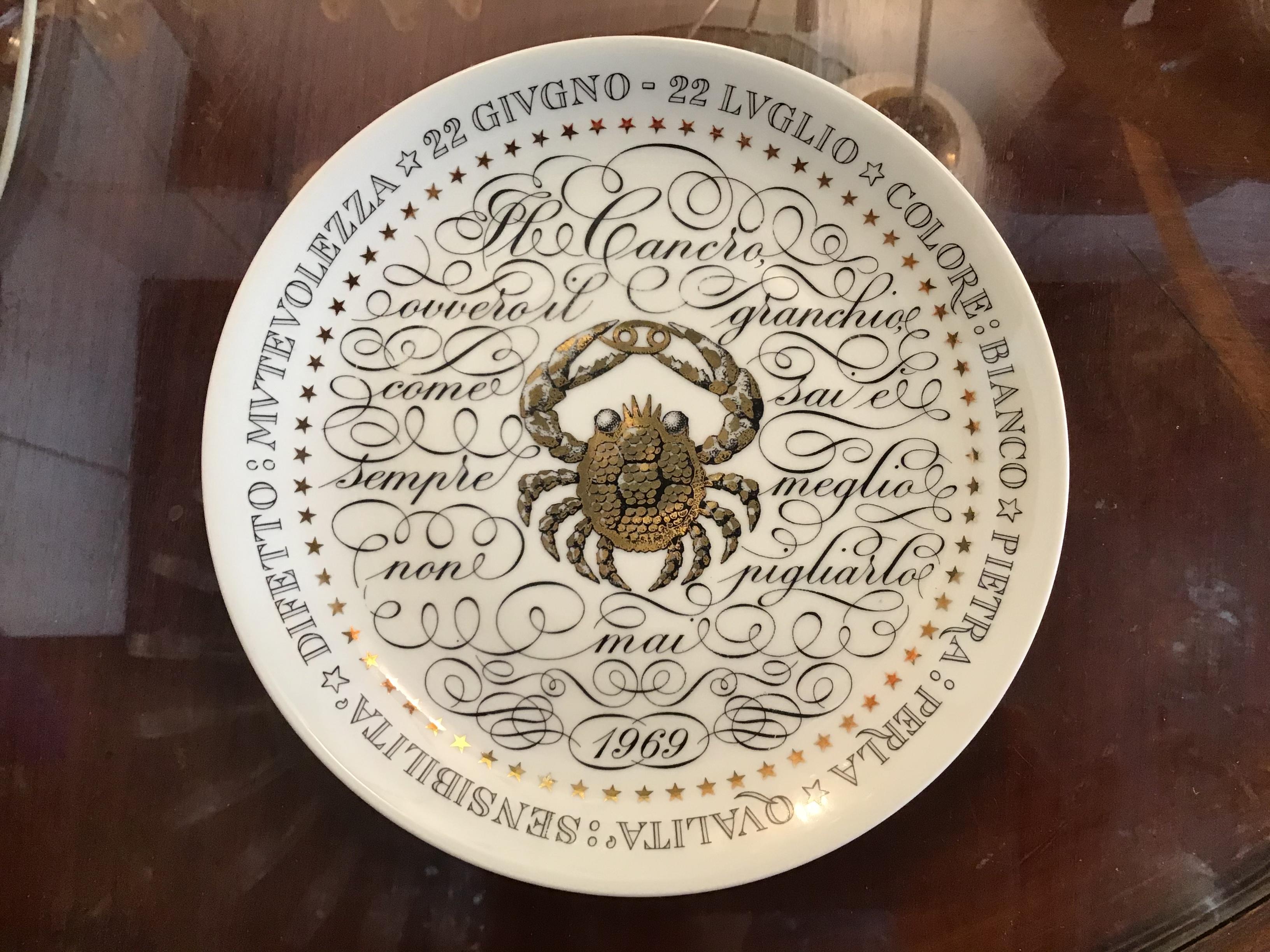 Altro Piatto Piero Fornasetti Segno zodiacale Cancro Porcellana 1969, Italia in vendita