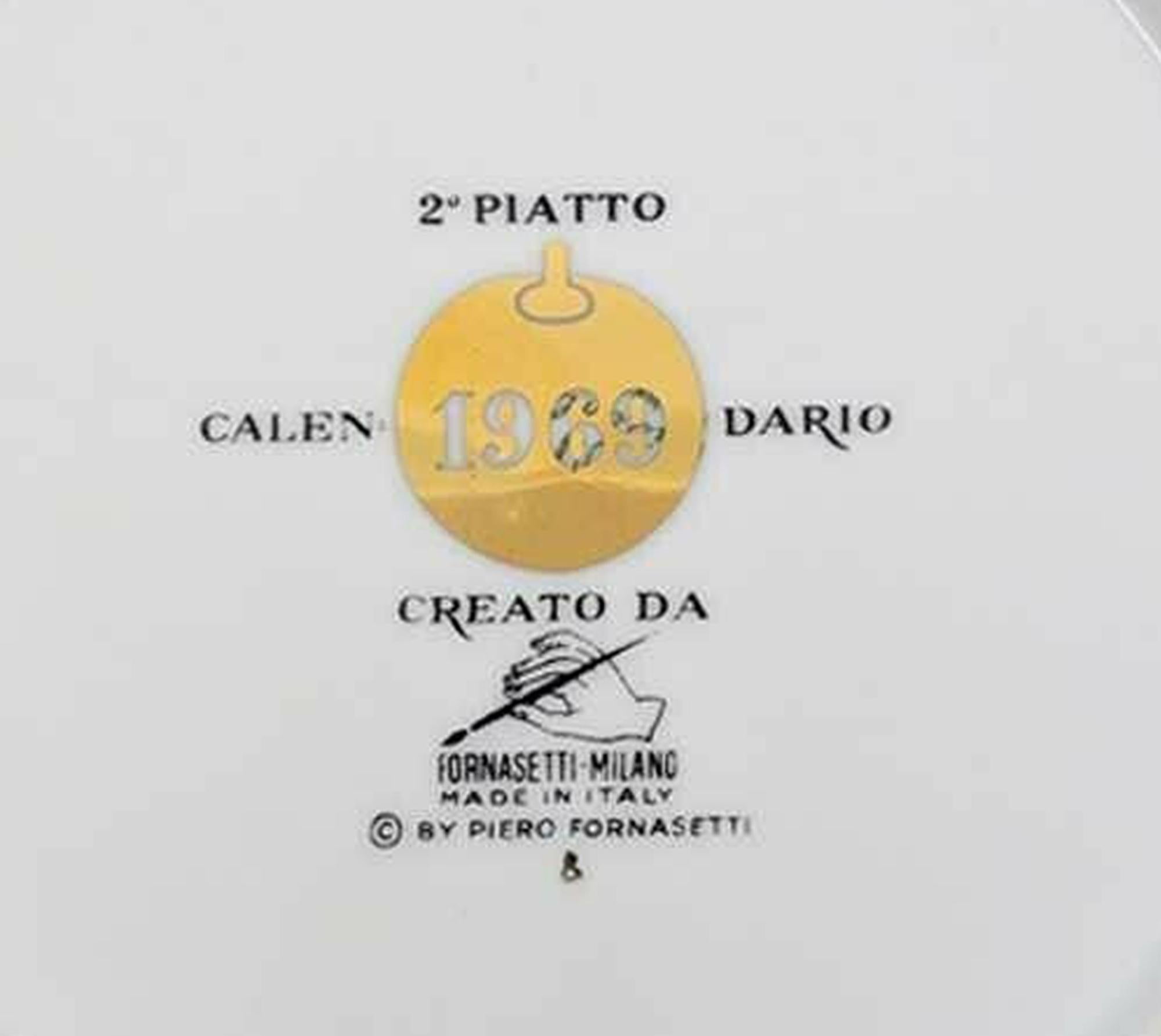 Plaque de calendrier Piero Fornasetti pour l'année 1969,

Le design de l'assiette-calendrier en porcelaine de Fornasetti de 1969 représente une grappe de raisin, chaque raisin contenant un mois différent de l'année, avec des salutations de saison