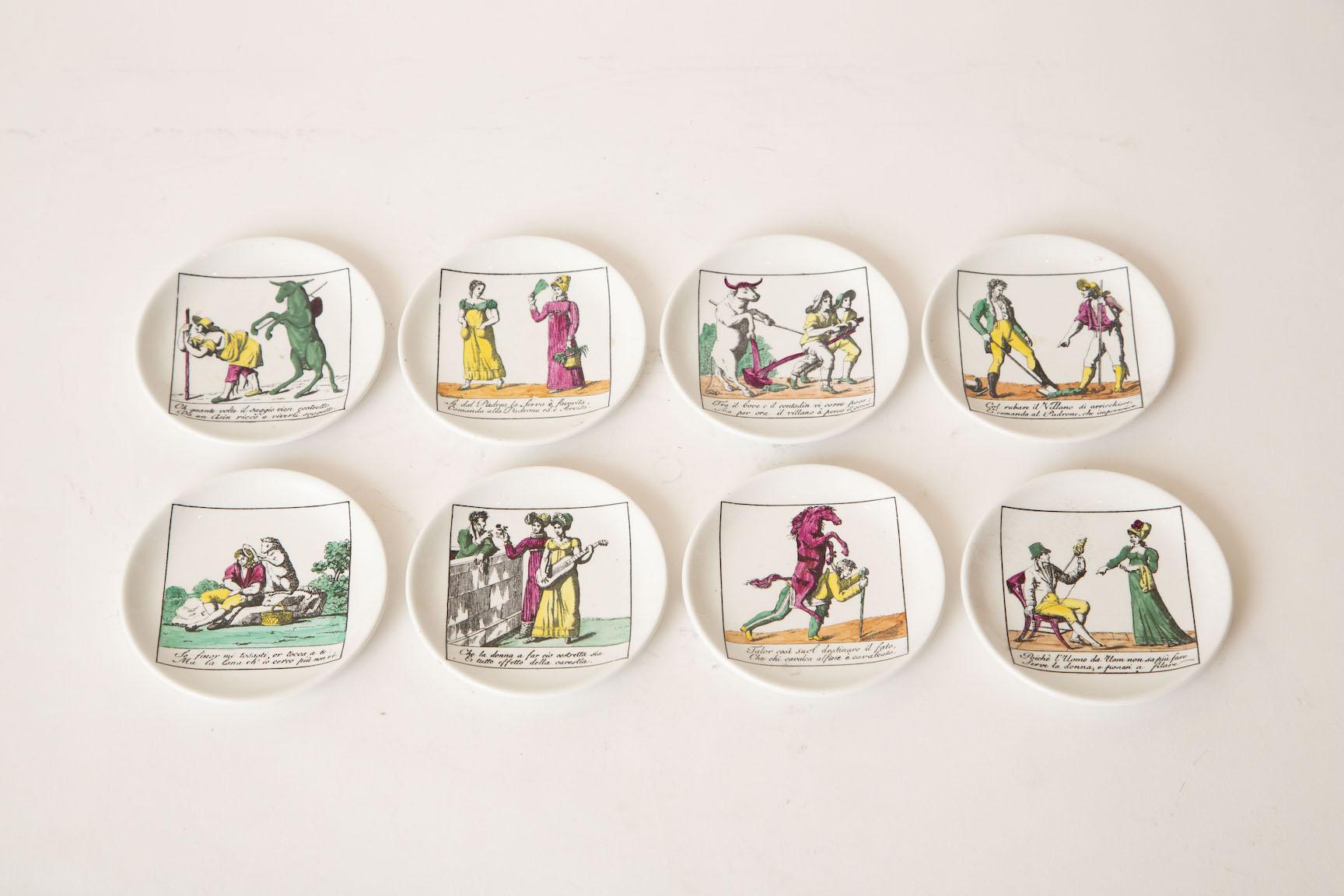 Questi teatrali sottobicchieri d'epoca di Piero Fornasetti sono un set completo di 8 sottobicchieri in porcellana molto colorati e dipinti a mano, di stile Mid-Century Modern. Sono per un'opera e nella traduzione dell'inglese per l'opera significano