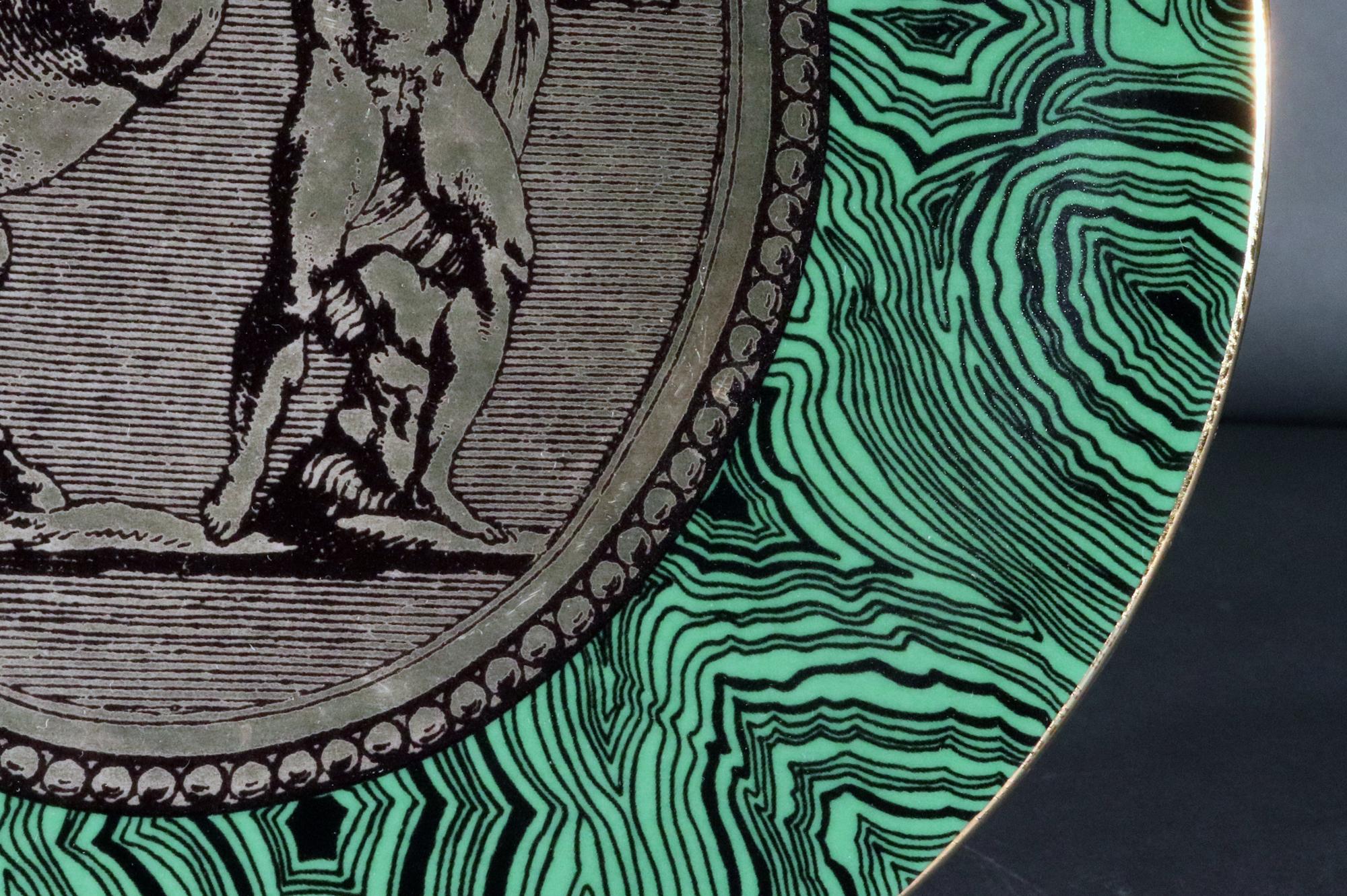 Piatto Cammei in porcellana Greene & Greene Greene (Cameo) di Piero Fornasetti In condizioni buone in vendita a Downingtown, PA