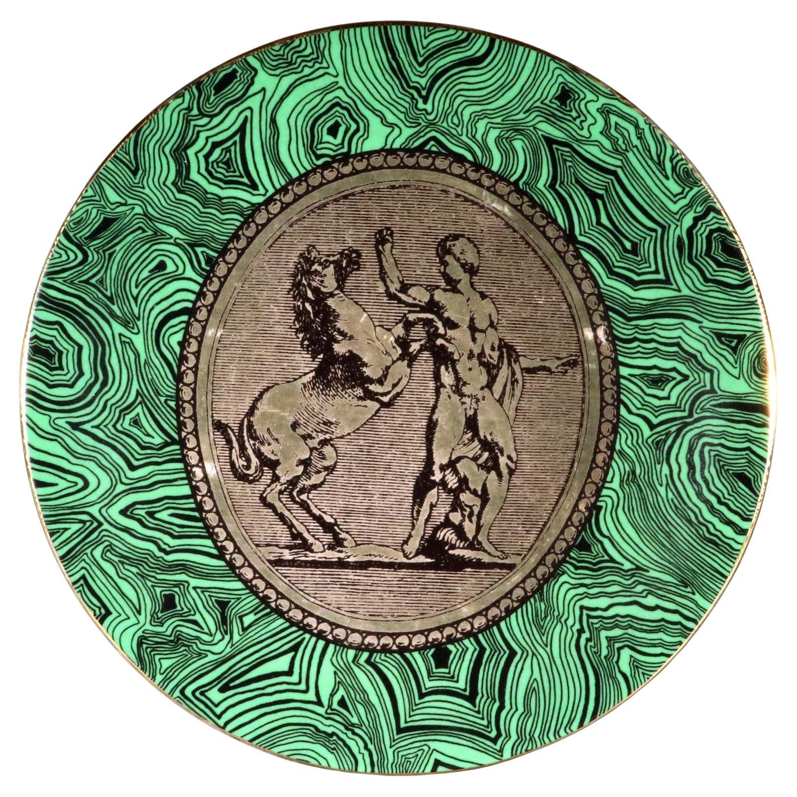 Piatto Cammei in porcellana Greene & Greene Greene (Cameo) di Piero Fornasetti