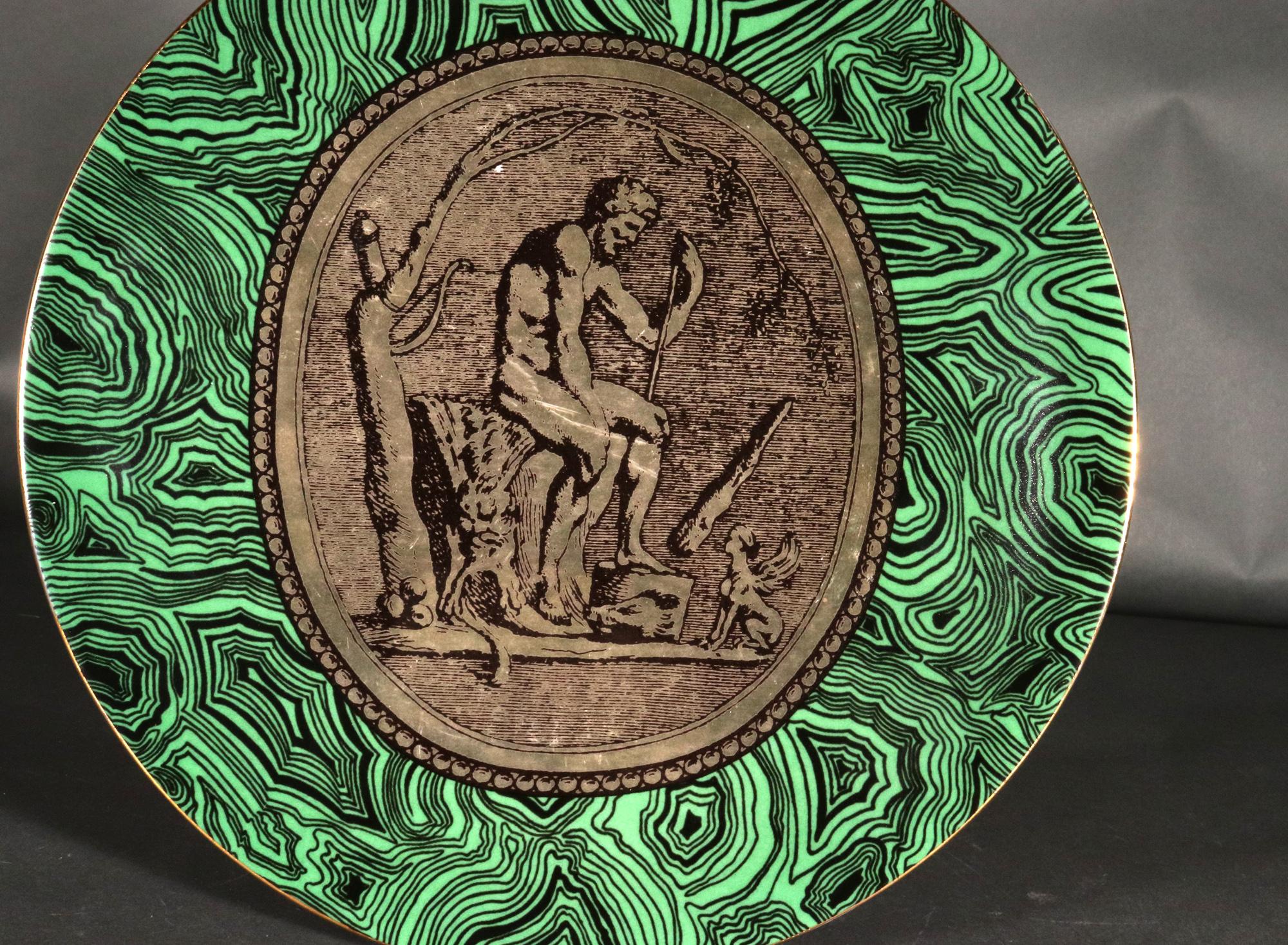 Mid-Century Modern Assiette en porcelaine néoclassique Cammei (Cameo) vert malachite de Piero Fornasetti en vente
