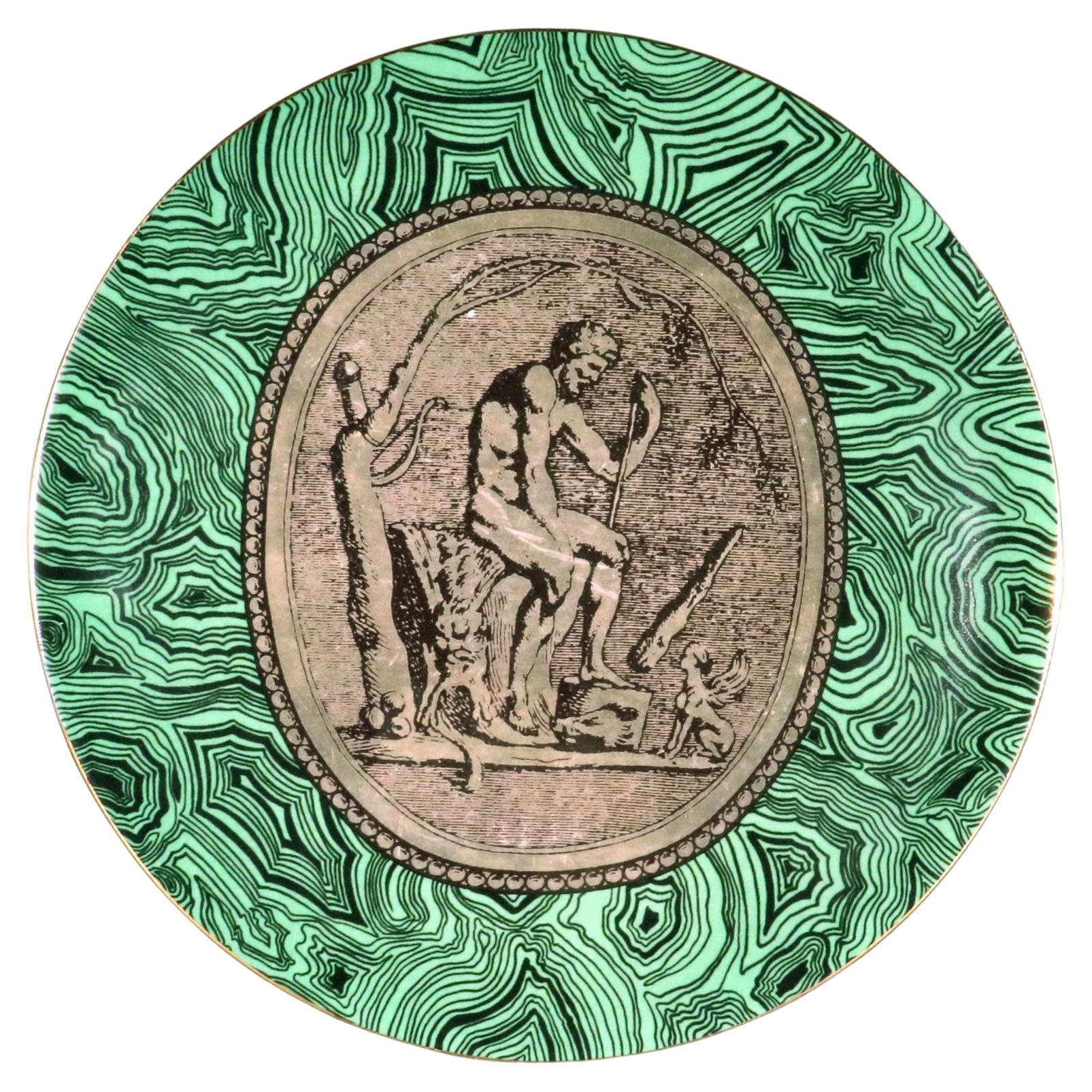 Assiette en porcelaine néoclassique Cammei (Cameo) vert malachite de Piero Fornasetti
