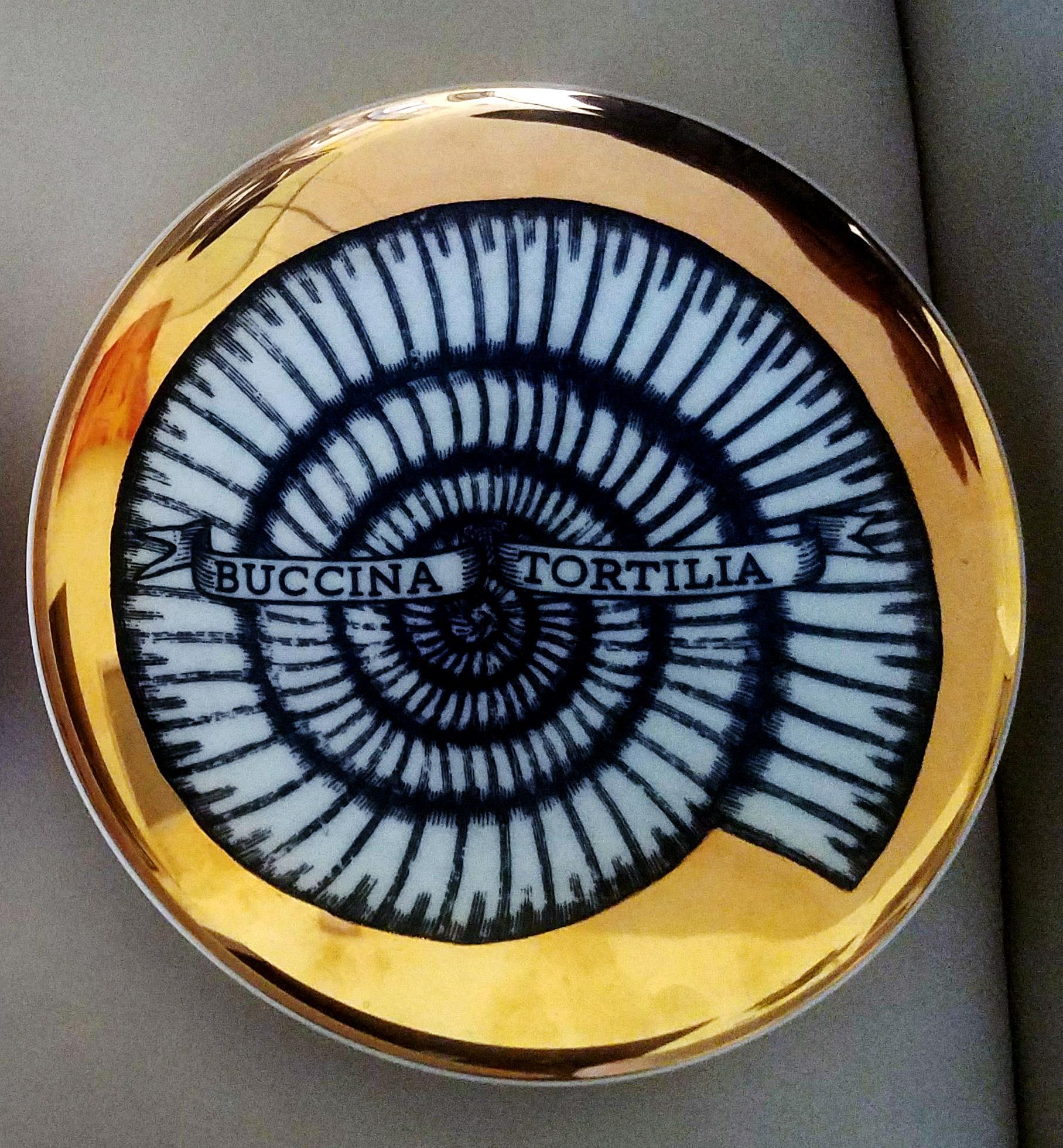 Piero Fornasetti Platos de concha de porcelana, motivo Conchyliorum Moderno de mediados de siglo en venta