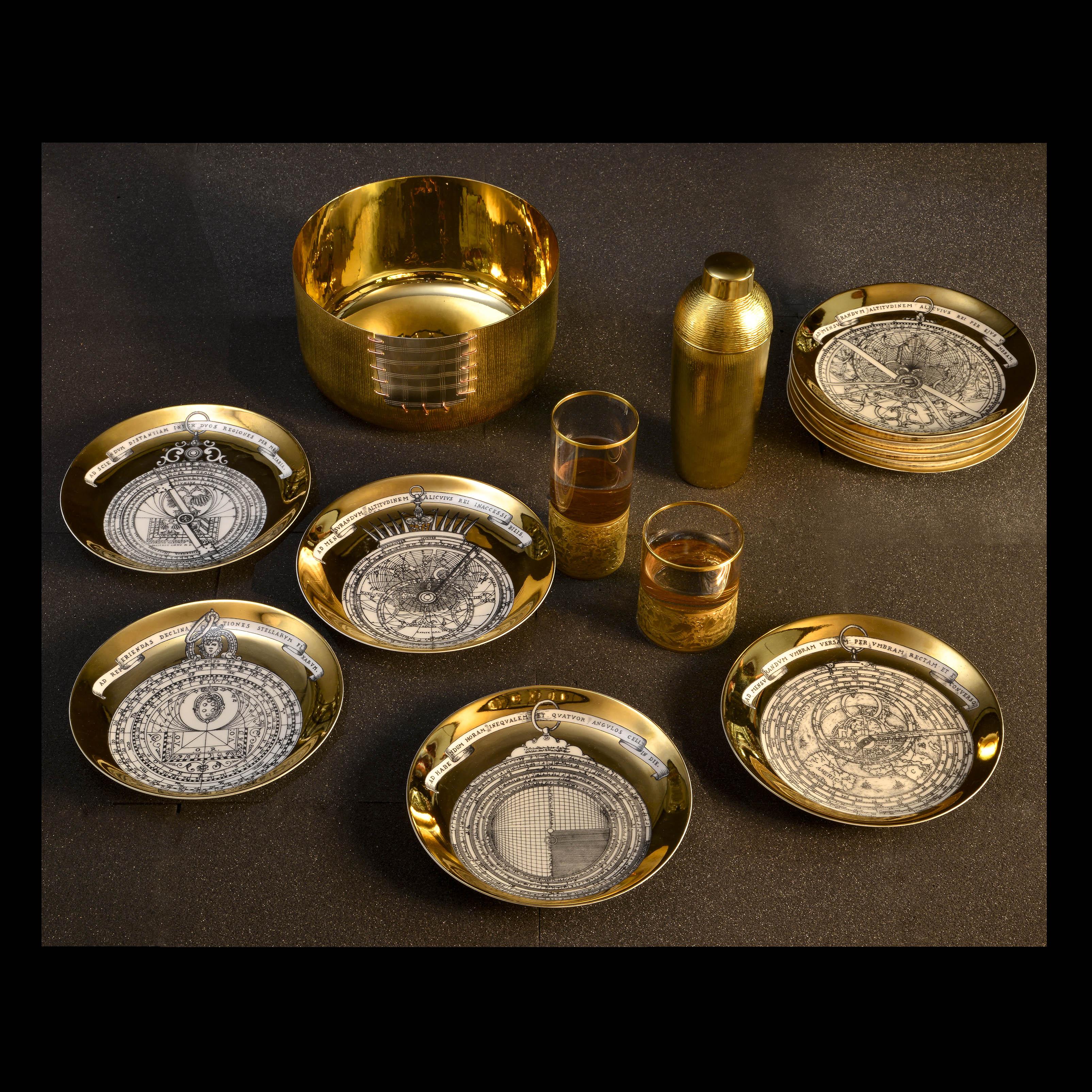 Ensemble de 8 assiettes Astrolabe dorées en porcelaine de Piero Fornasetti en vente 4