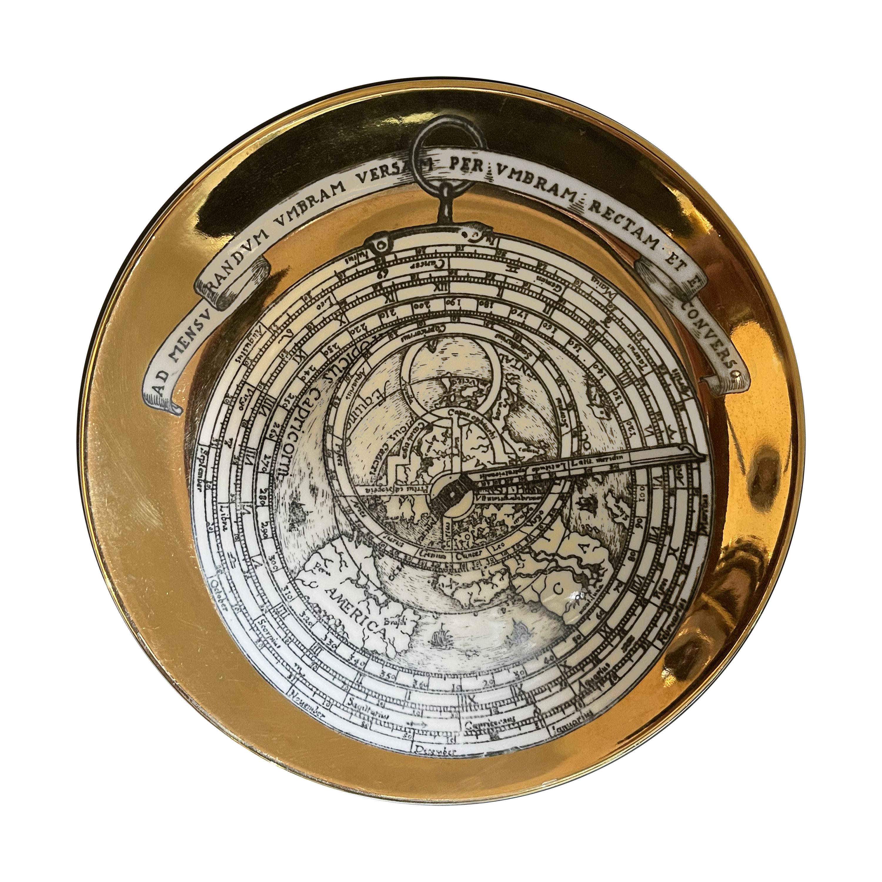 italien Ensemble de 8 assiettes Astrolabe dorées en porcelaine de Piero Fornasetti en vente