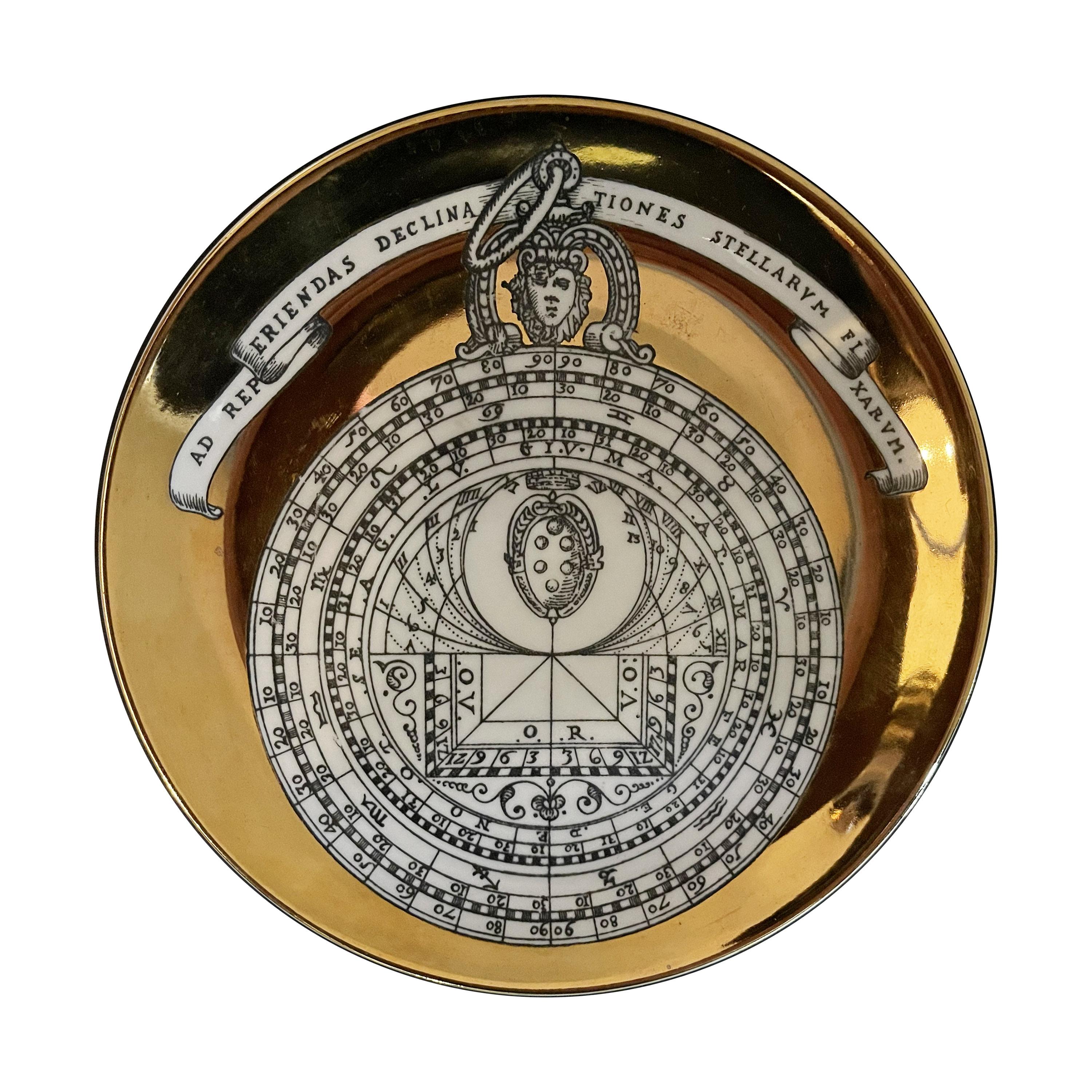 Doré Ensemble de 8 assiettes Astrolabe dorées en porcelaine de Piero Fornasetti en vente