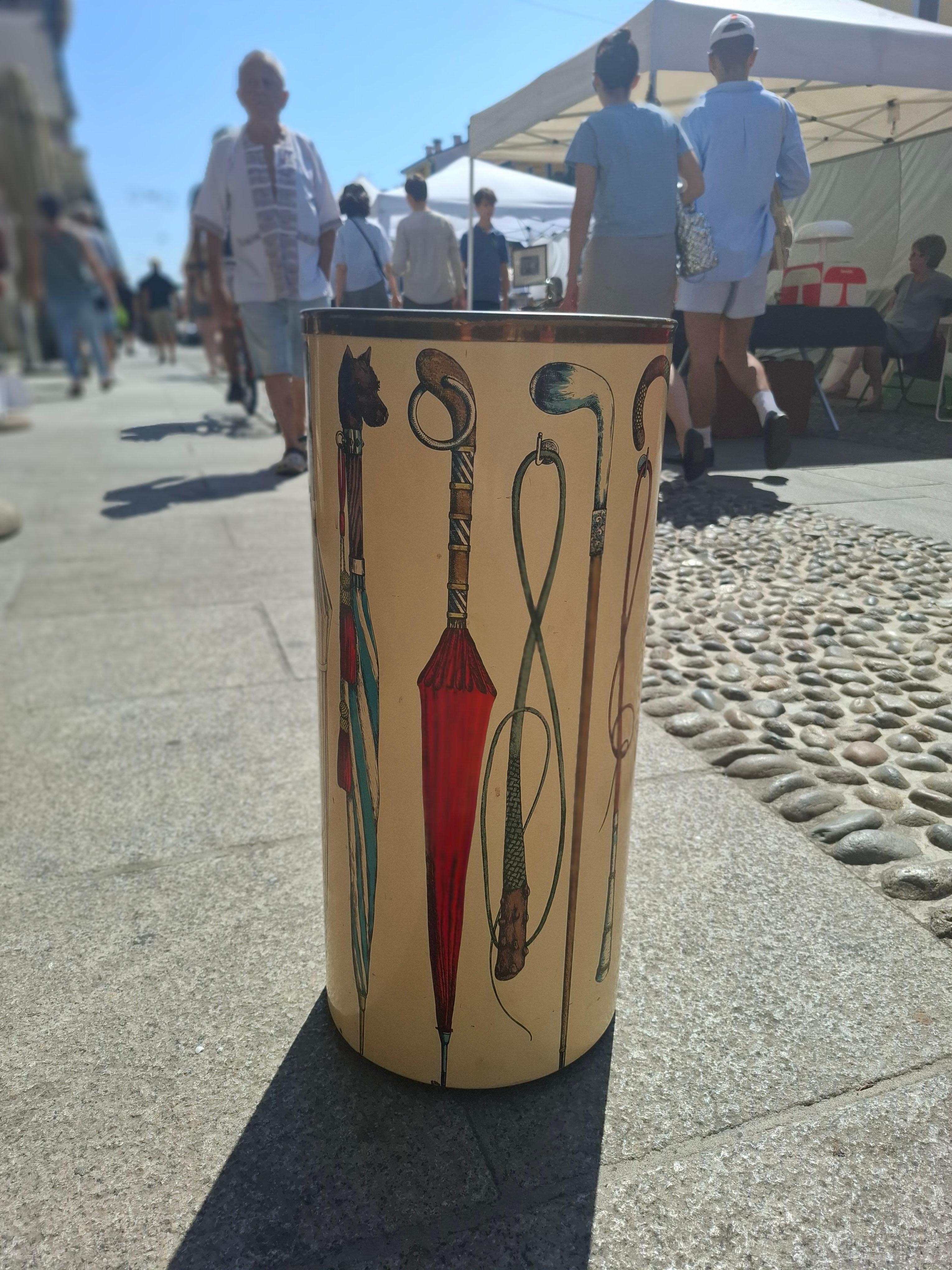 PIERO FORNASETTI Portaombrelli métallisé serigrafato/ottone. Série Gli Ombrelli en vente 2