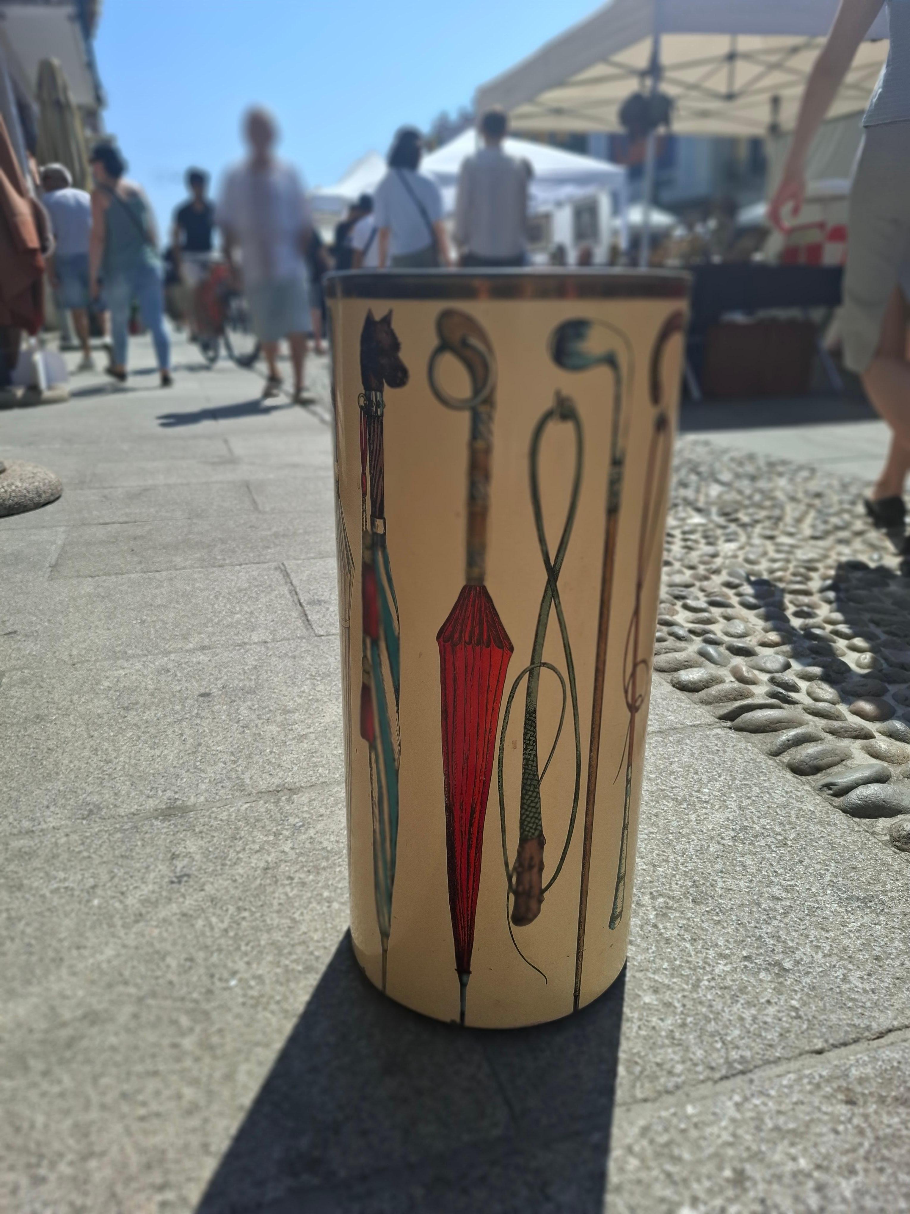 PIERO FORNASETTI Portaombrelli métallisé serigrafato/ottone. Série Gli Ombrelli en vente 4