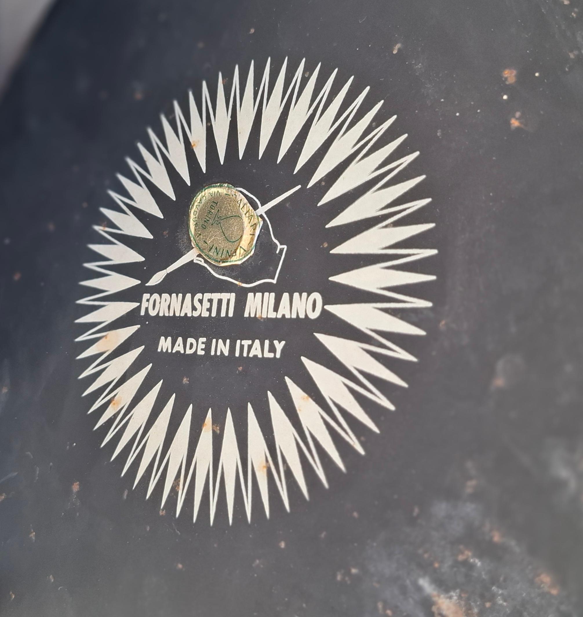 PIERO FORNASETTI - della serie - Gli Ombrelli
Portaombrelli anni 50 , in metallo serigrafato e ottone, non più in produzione in ottimo stato, marchio stampato sotto la base e contenitore interno in alluminio .
Objet original de la collection