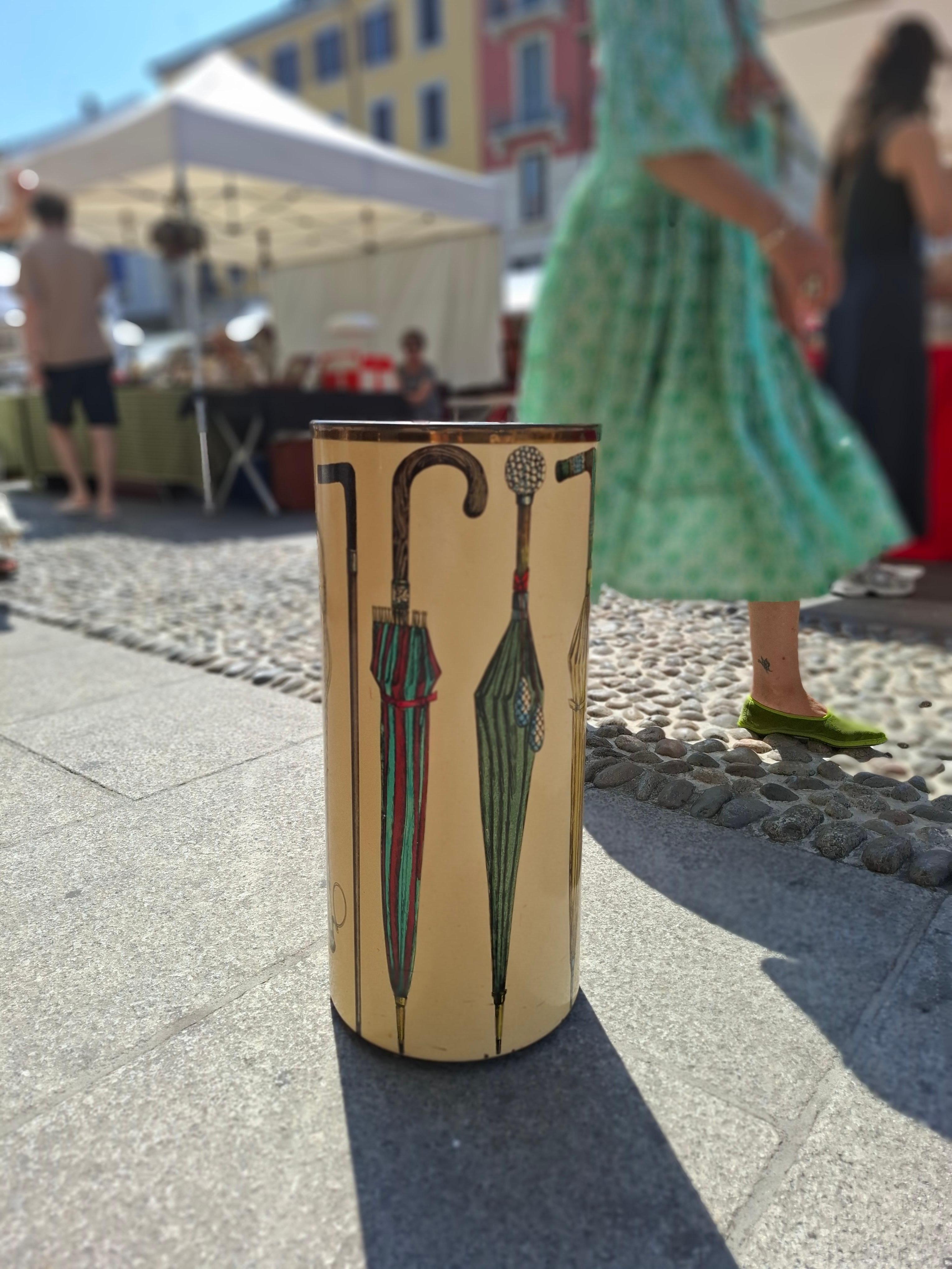 italien PIERO FORNASETTI Portaombrelli métallisé serigrafato/ottone. Série Gli Ombrelli en vente