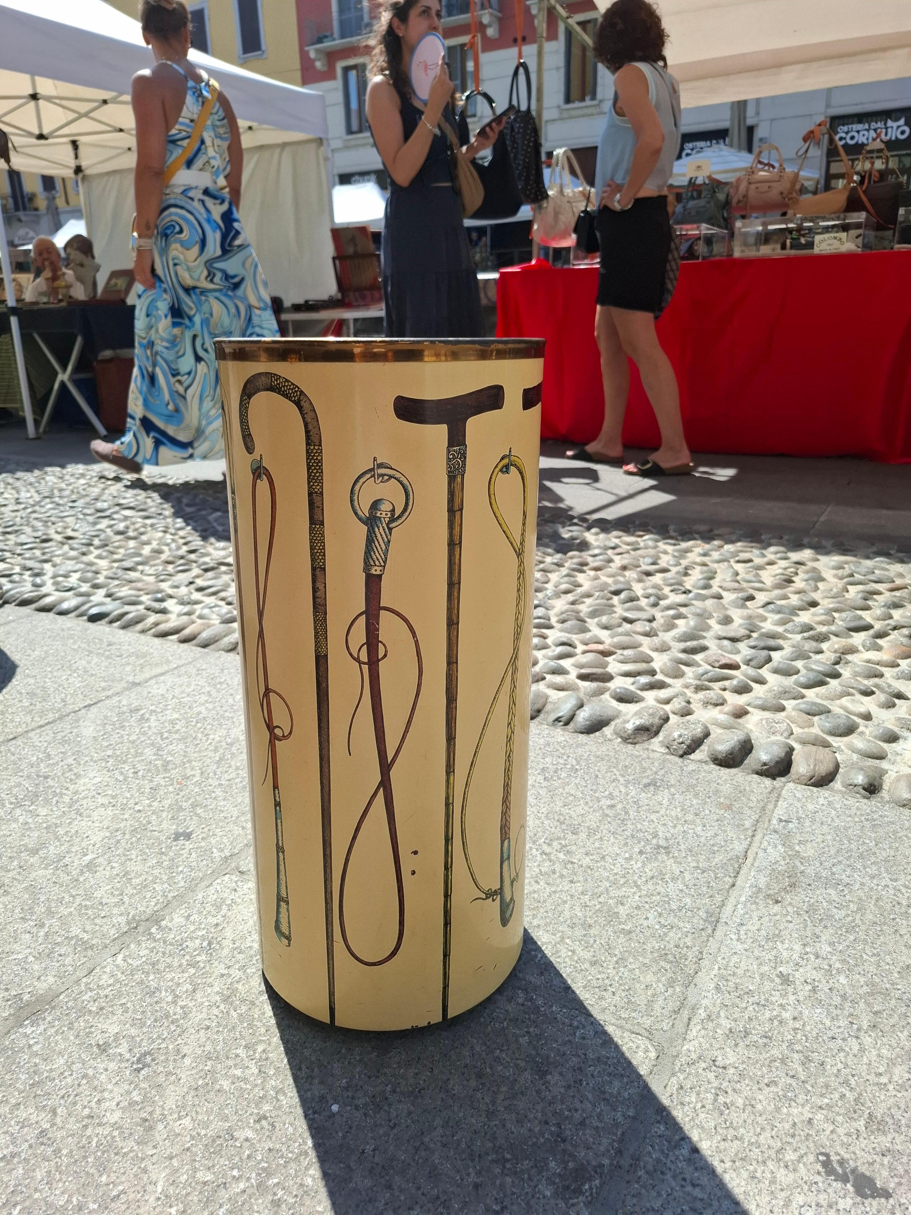 PIERO FORNASETTI Portaombrelli métallisé serigrafato/ottone. Série Gli Ombrelli Bon état - En vente à Milano, IT
