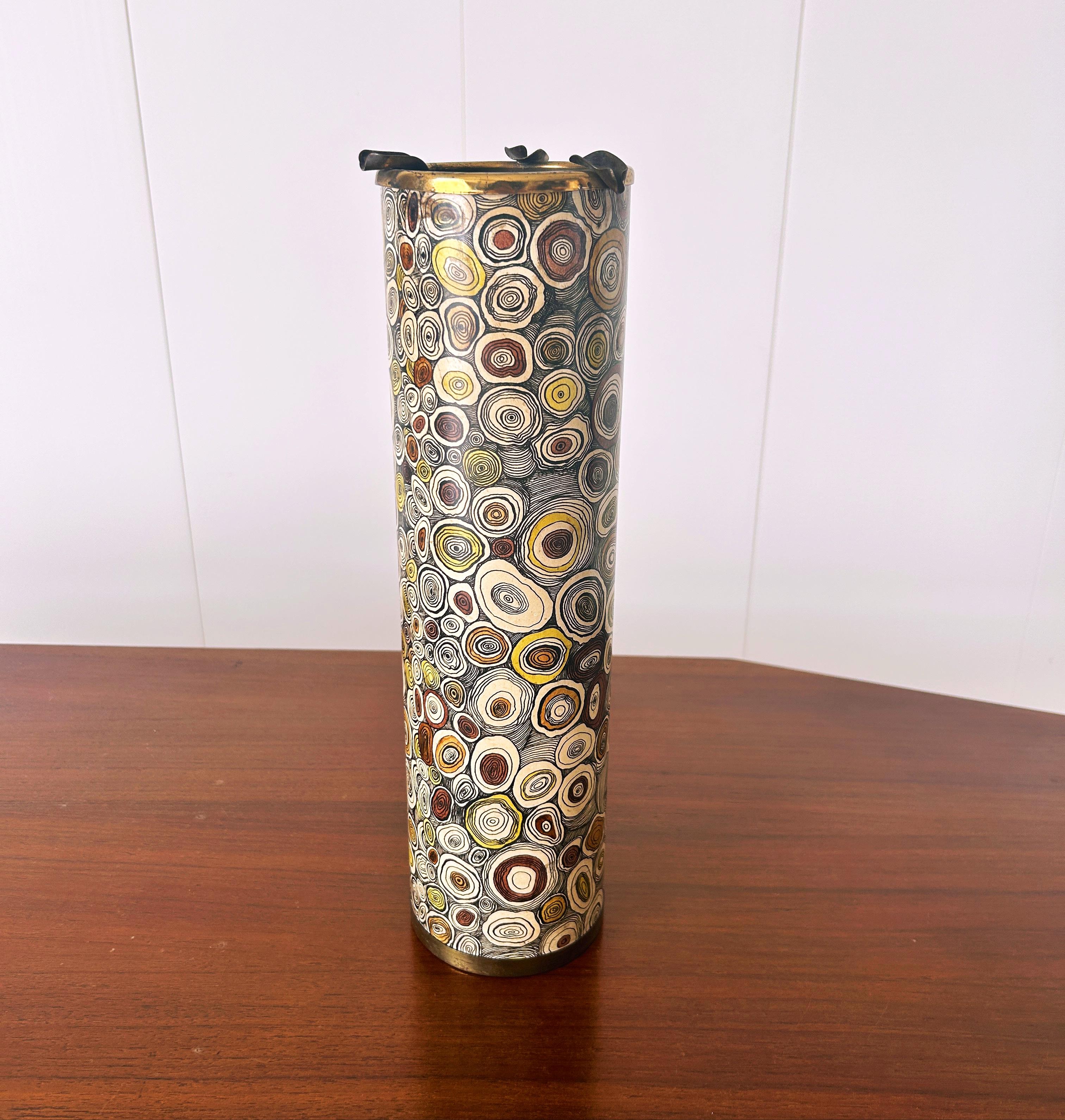 Raro posacenere alto in metallo serigrafato disegnato da Piero Fornasetti e prodotto da Fornasetti Milano negli anni '60
Ottime condizioni di conservazione

Fornasetti nasce nella fibrillante Milano del secondo dopoguerra come specchio creativo del