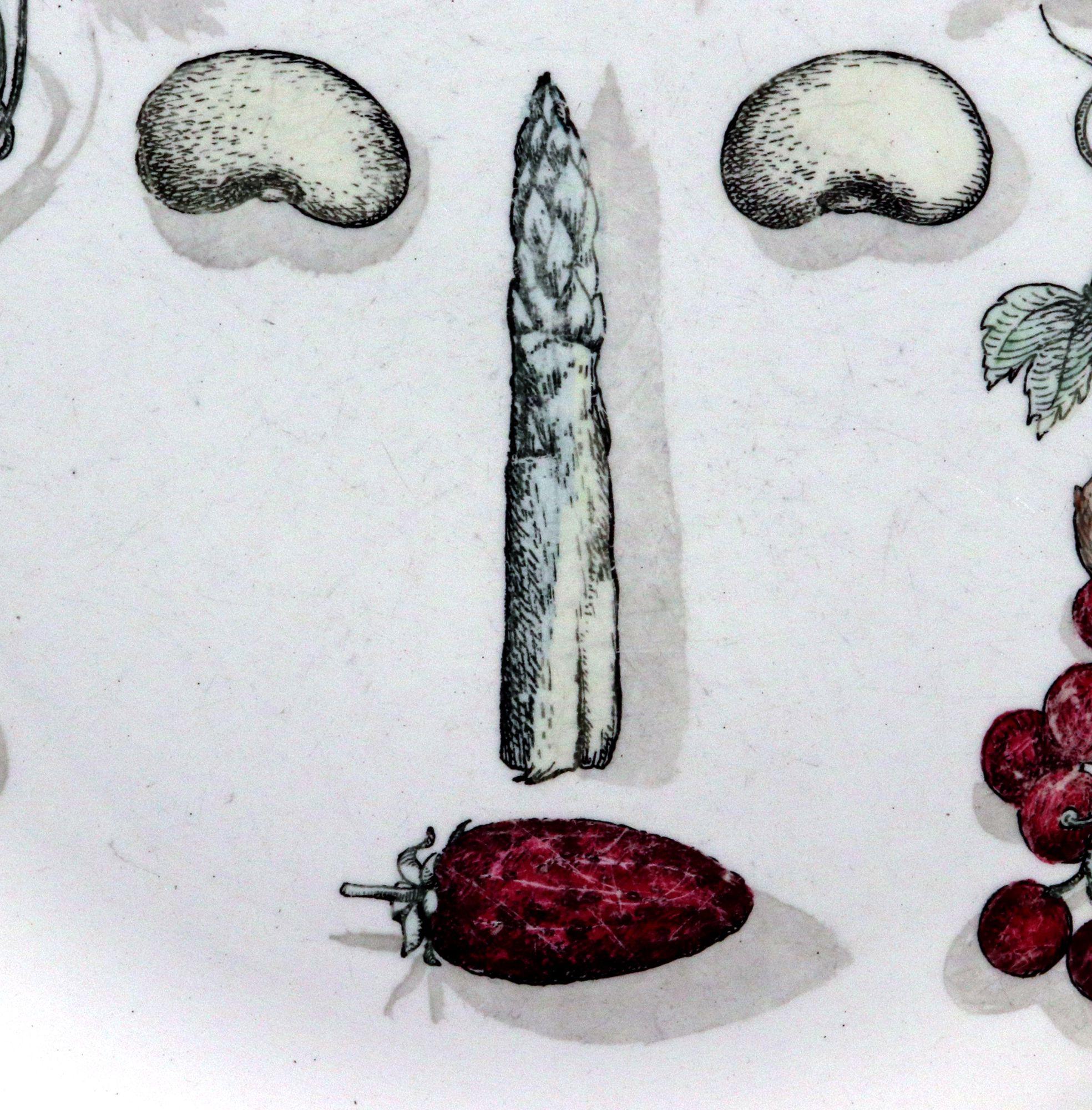 Piero Fornasetti Ceramica Arcimboldesca Piatto Faccia Vegetale,
Dopo Giuseppe Arcimboldo,
Numero 12,
Circa anni '60-'70

I piatti in ceramica si rifanno a Giuseppe Arcimboldo: il disegno di un volto è stato realizzato in modo creativo con l'utilizzo