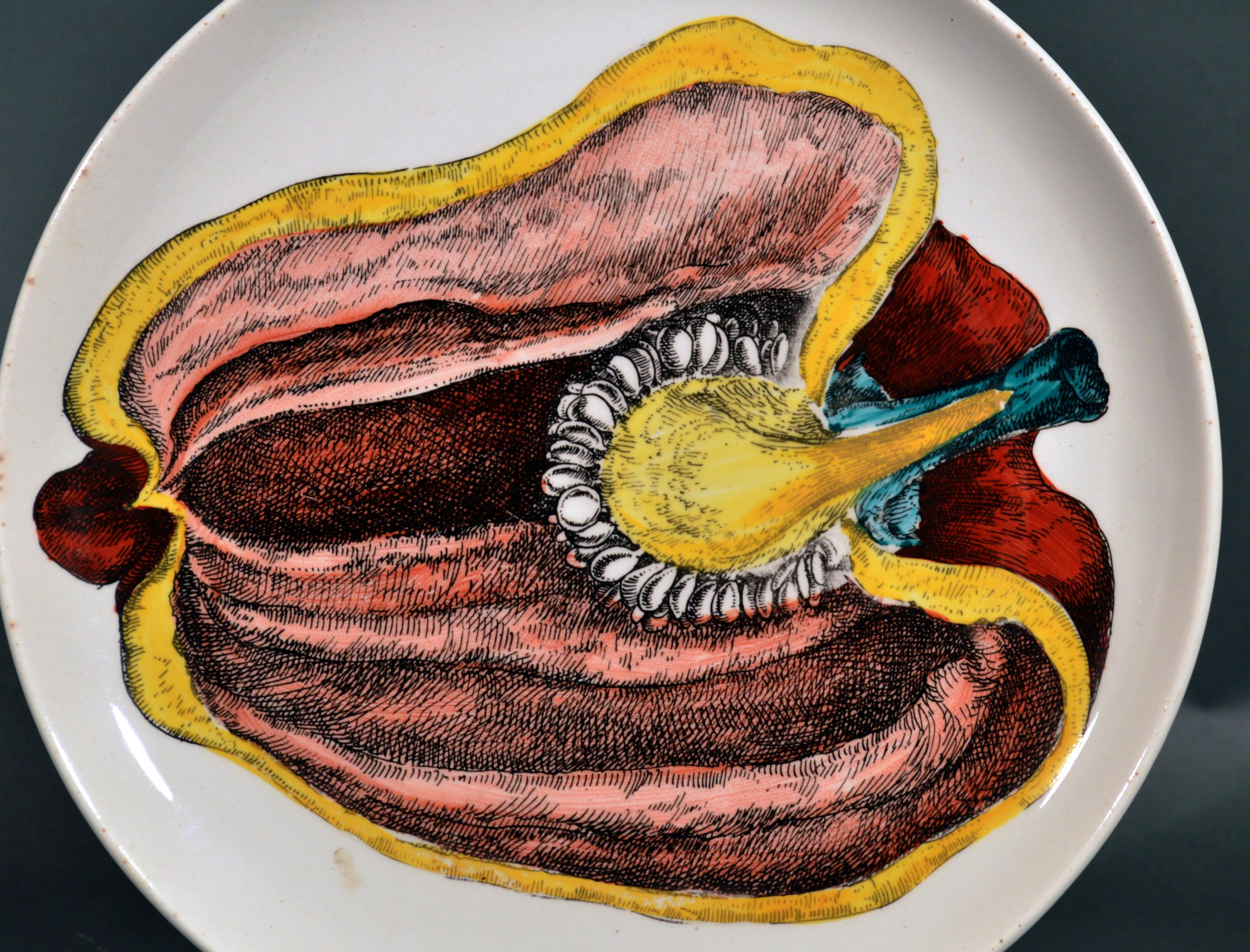 Plato de cerámica Piero Fornasetti, Sezioni Di Frutta, nº 6
1960s.

El impresionante Plato de Cerámica Piero Fornasetti representa un pimiento rojo cortado de la serie Sezioni Di Frutta.

Marca: Mano y pincel sobre FORNASETTI. MILANO/Fabricado en