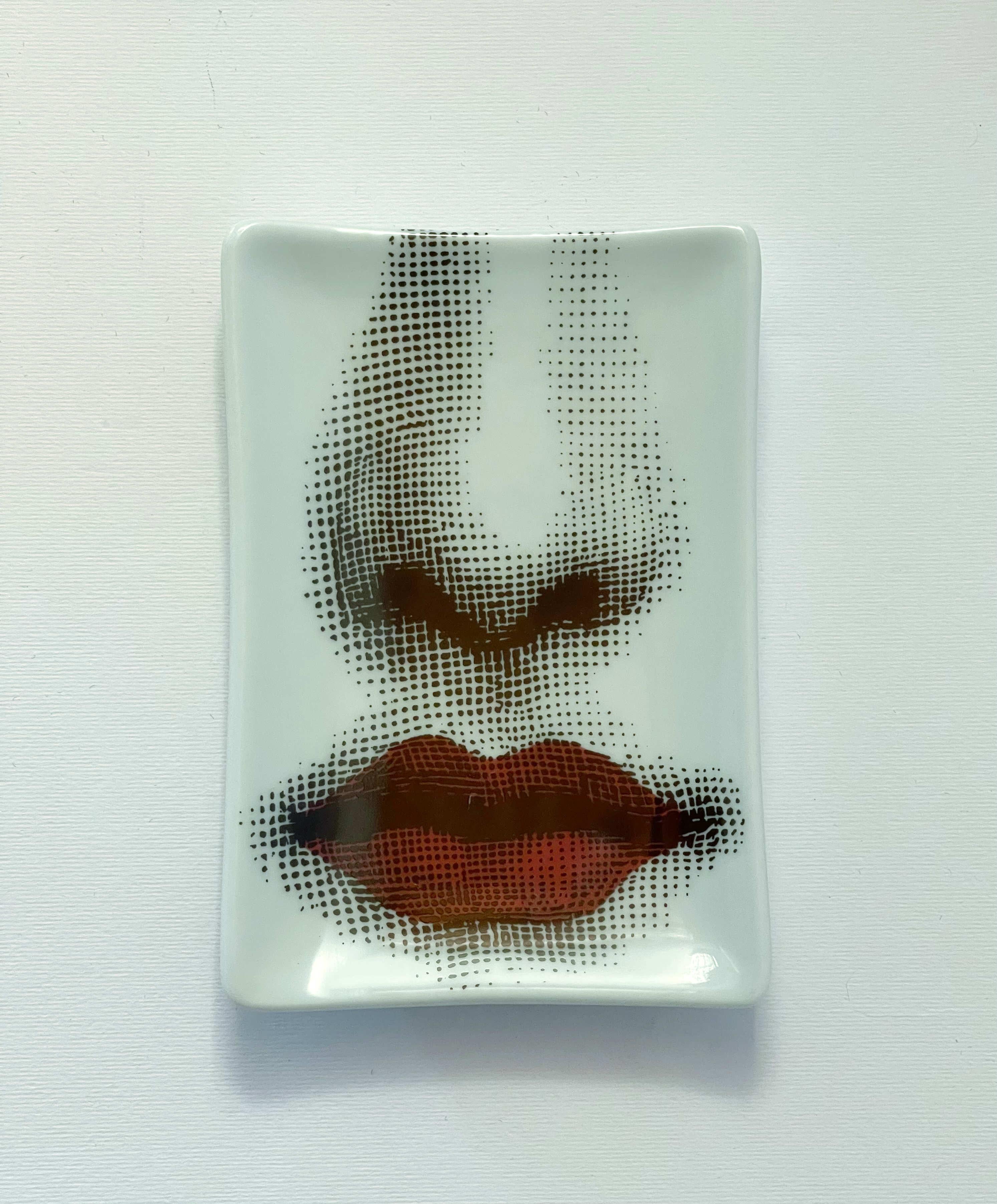 Plato o cenicero de cambio de porcelana Piero Fornasetti que representa la nariz y la boca de la famosa cantante de ópera Lina Cavalieri / fabricado en Milán, Italia, hacia la década de 1990
Marca original en la parte trasera / viene en la caja