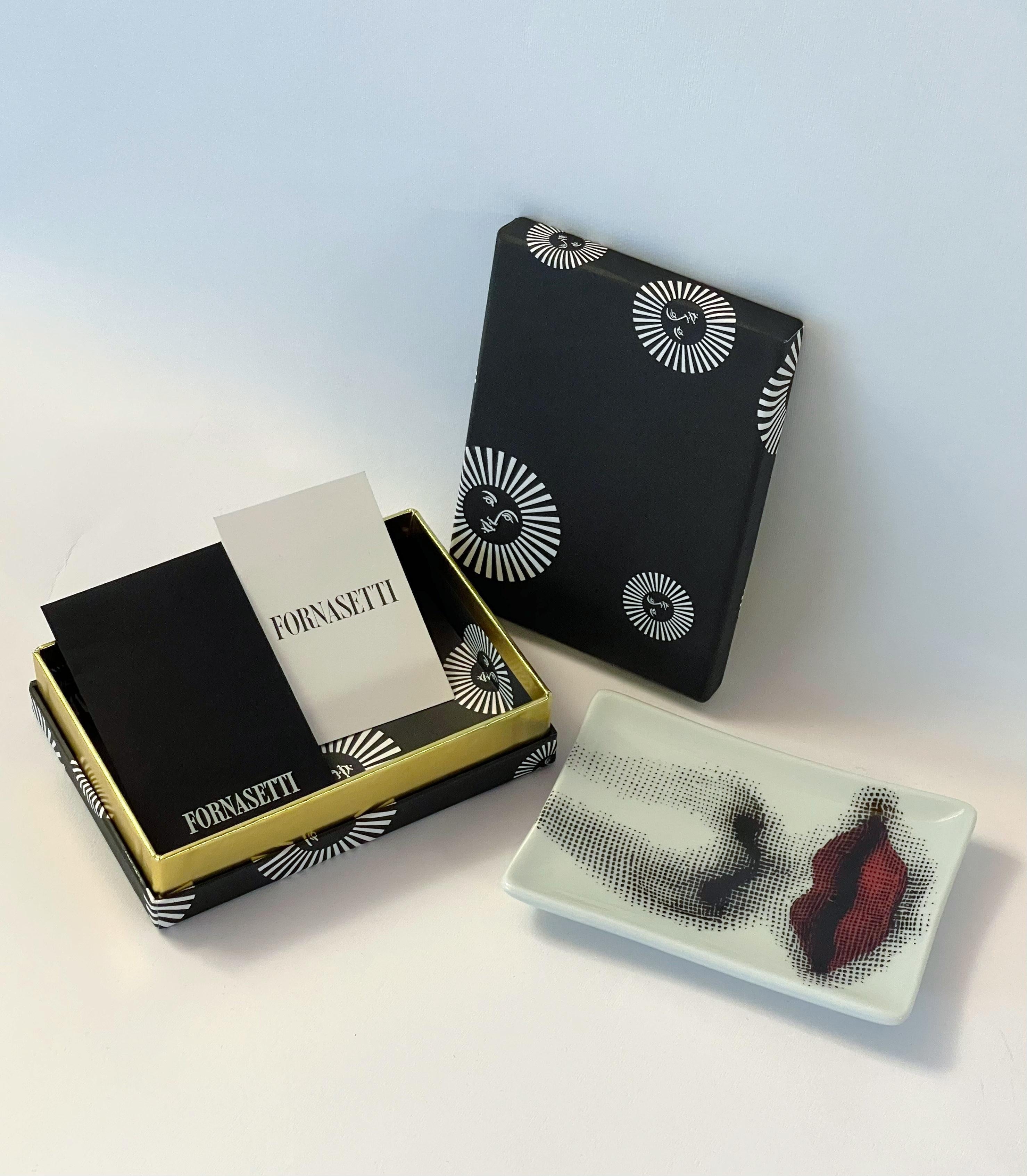 Bandeja rectangular de porcelana Piero Fornasetti siglo XX