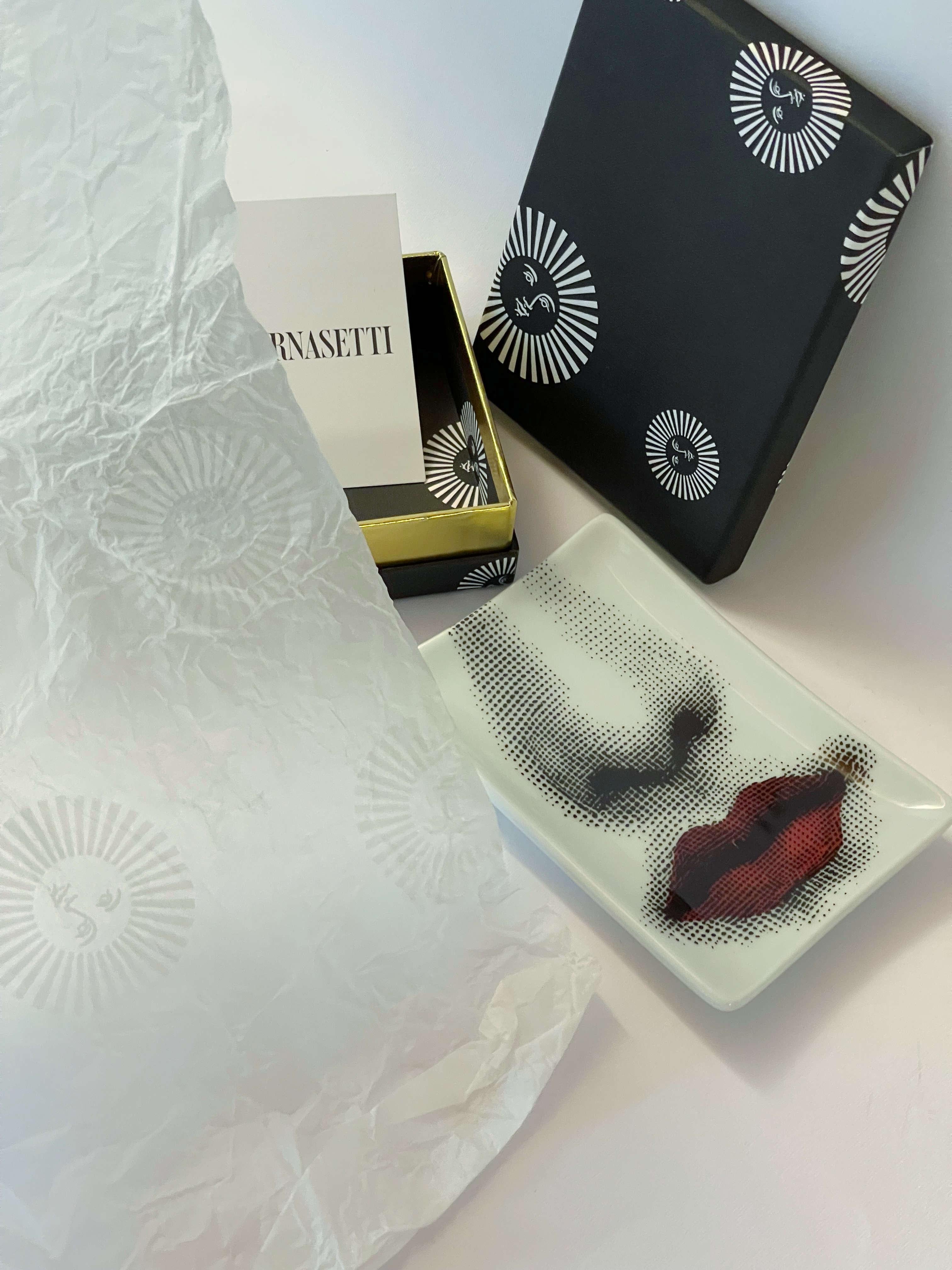 Bandeja rectangular de porcelana Piero Fornasetti 1