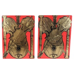 Serre-livres en métal Strumenti Musicali rouge de Piero Fornasetti
