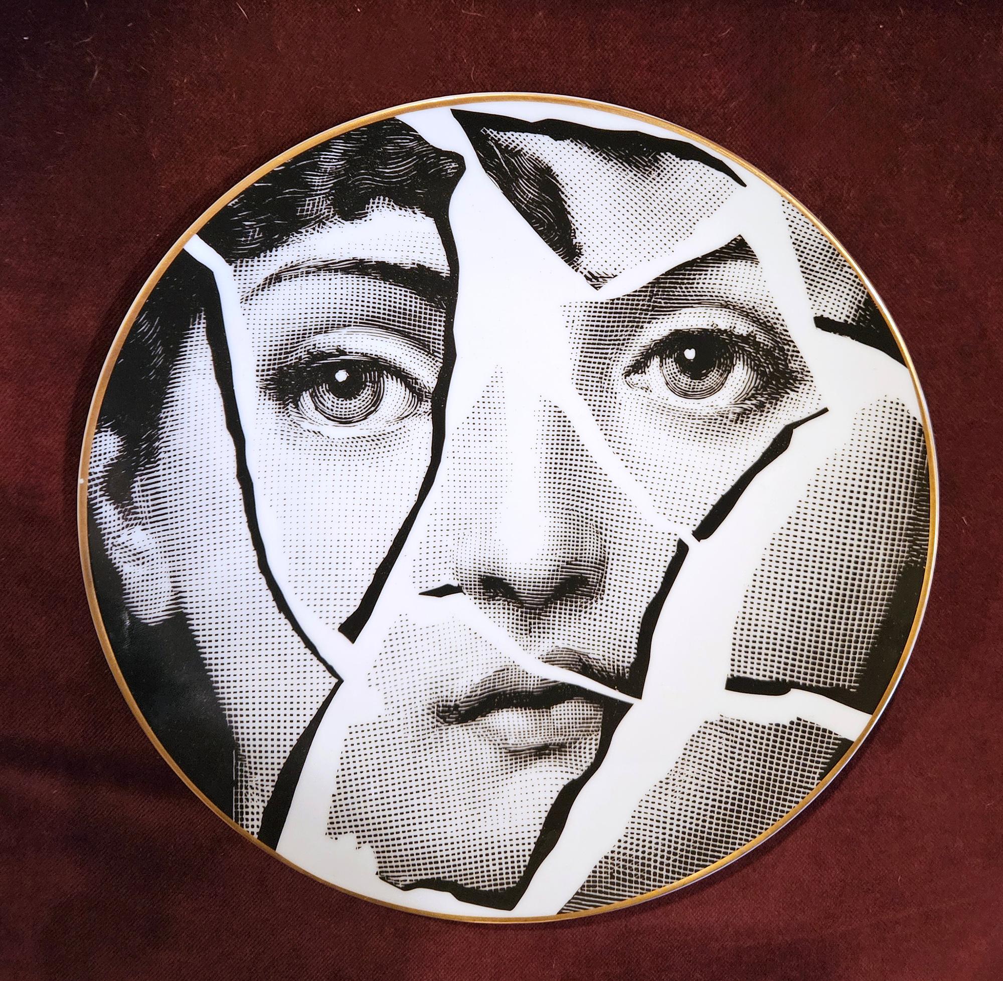 Piero Fornasetti Rosenthal Porzellan Surreale Themen und Variationen Teller, 
Cracked Ice Design,
Motiv Nummer 23,
Mit Original Black Box,
1980s

Wunderschönes, seltenes Exemplar der kleinen Serie von Tellern, die Rosenthal in den 1980er Jahren nach