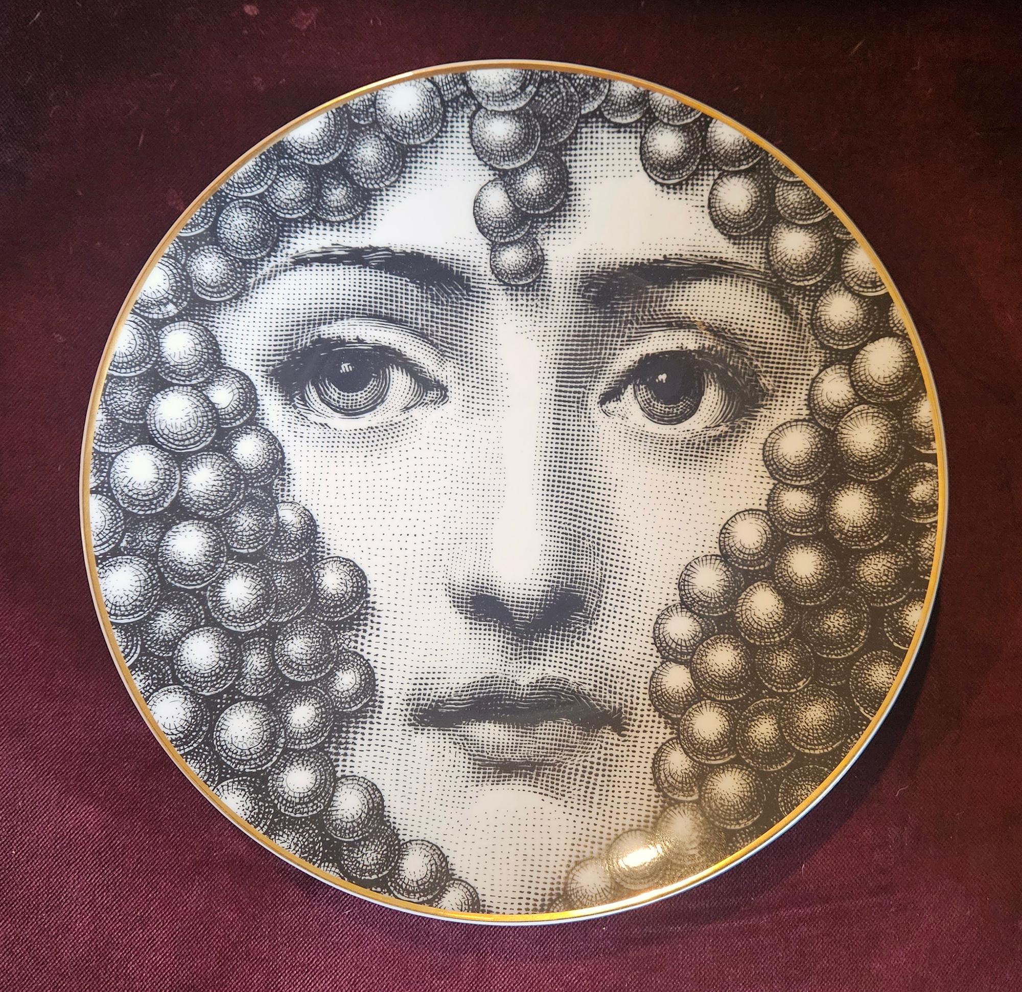 Piero Fornasetti Rosenthal Porzellan Themes And Variations Teller, 
Lady Bacchus,
Motiv Nummer 25,
1980s

Wunderschönes, seltenes Exemplar der kleinen Serie von Tellern, die Rosenthal in den 1980er Jahren nach Entwürfen von Piero Fornasetti