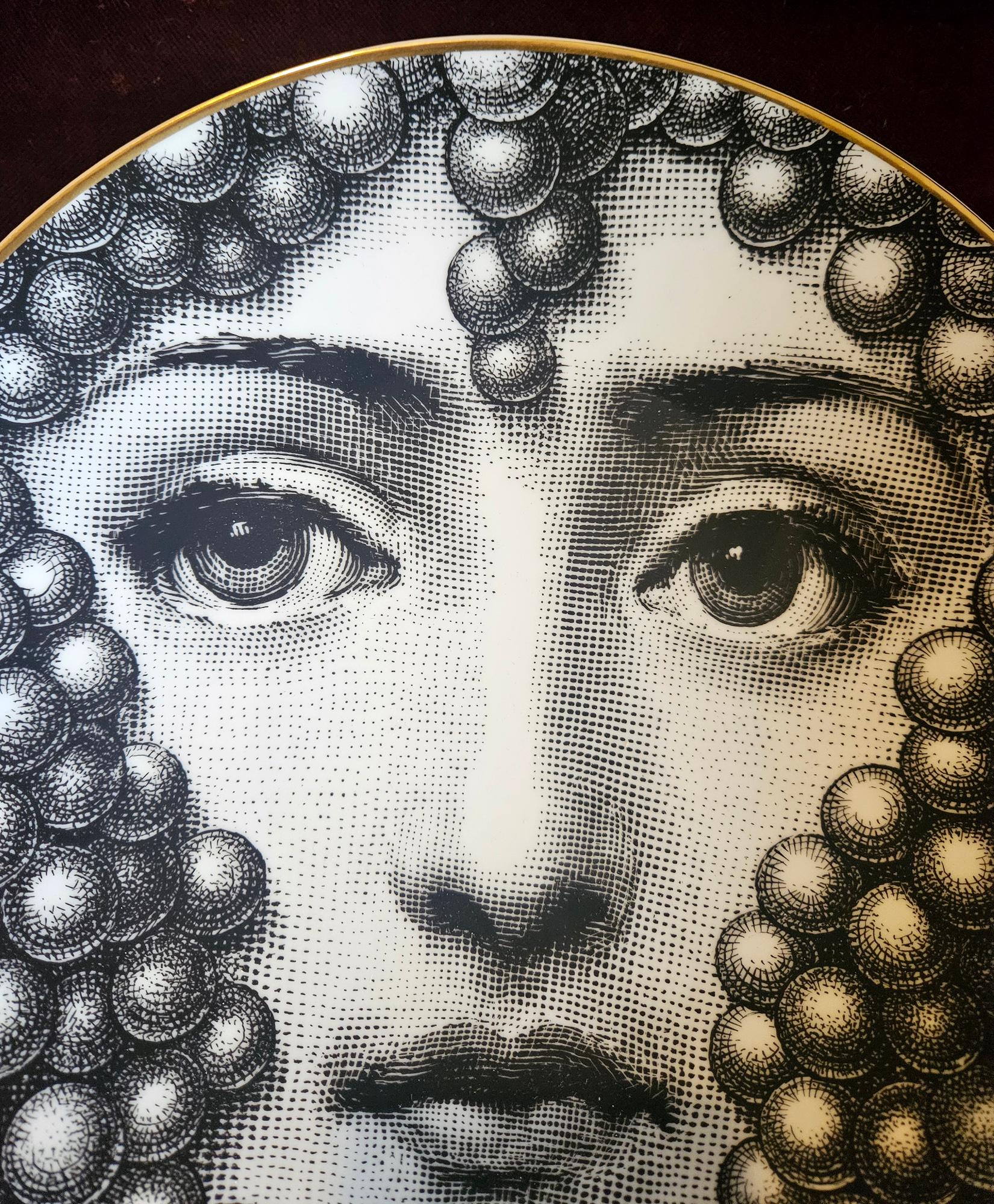 Piero Fornasetti Rosenthal Porzellan Themes and Variations Teller, Lady Bacchus (Moderne der Mitte des Jahrhunderts) im Angebot