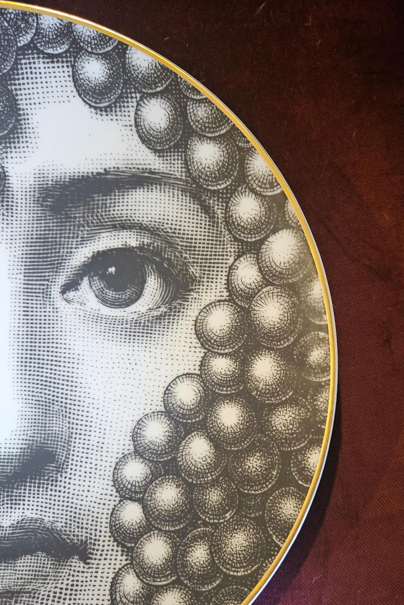 Piero Fornasetti Rosenthal Porzellan Themes and Variations Teller, Lady Bacchus (Deutsch) im Angebot