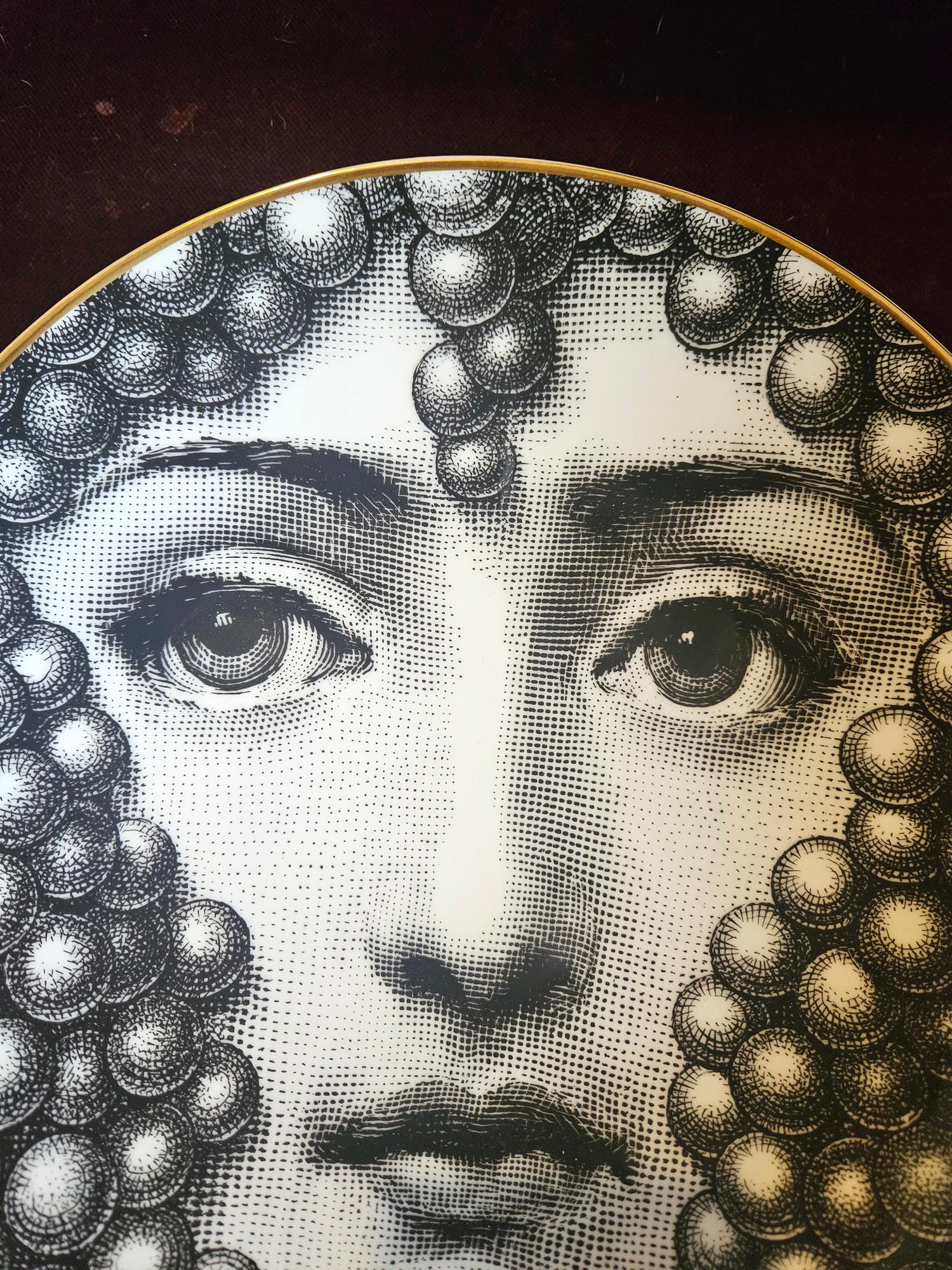 Piero Fornasetti Rosenthal Porzellan Themes and Variations Teller, Lady Bacchus im Zustand „Gut“ im Angebot in Downingtown, PA