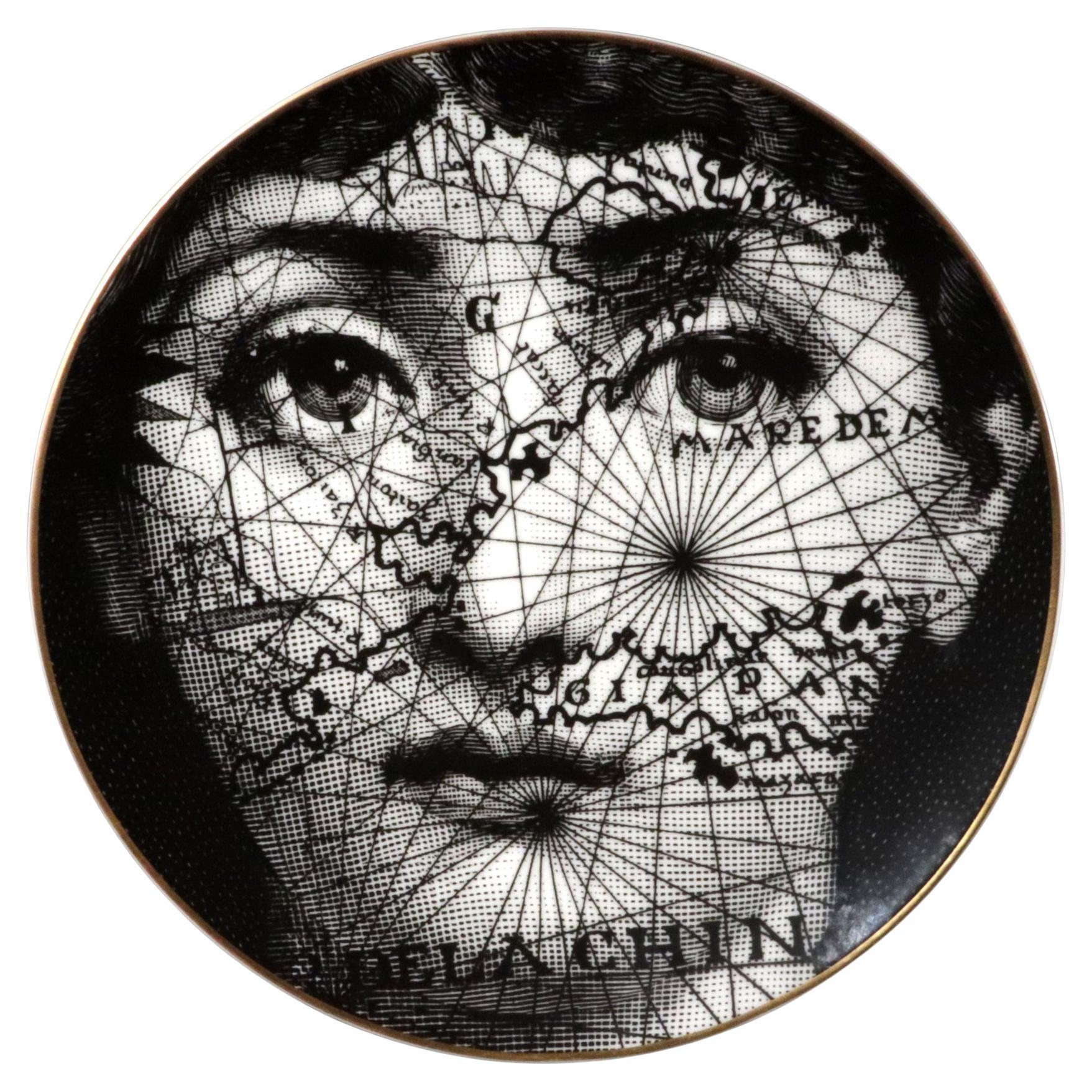 Piatto in porcellana di Piero Fornasetti Rosenthal con temi e variazioni, motivo a mappa