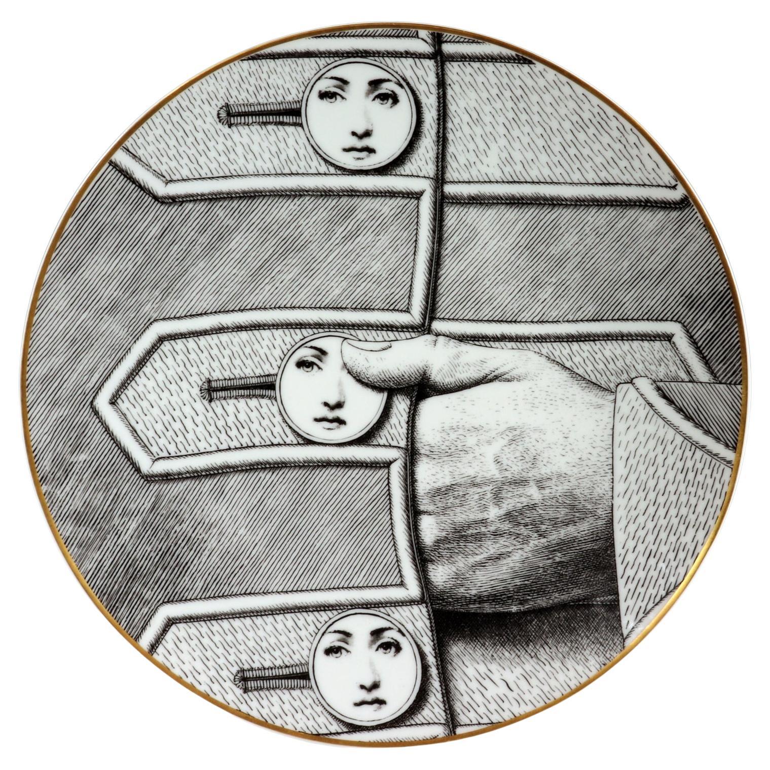 Rosenthal-Porzellanthemen und Variationen von Piero Fornasetti mit Knöpfen, Motiv 13 im Angebot