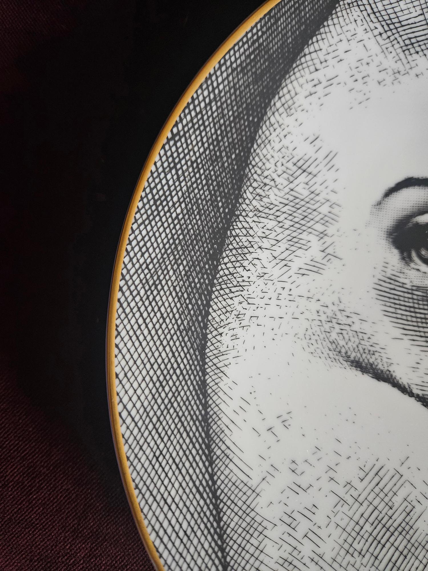 Assiette en porcelaine Piero Fornasetti Rosenthal thèmes et variations, Motiv 19   Baubo Bon état - En vente à Downingtown, PA