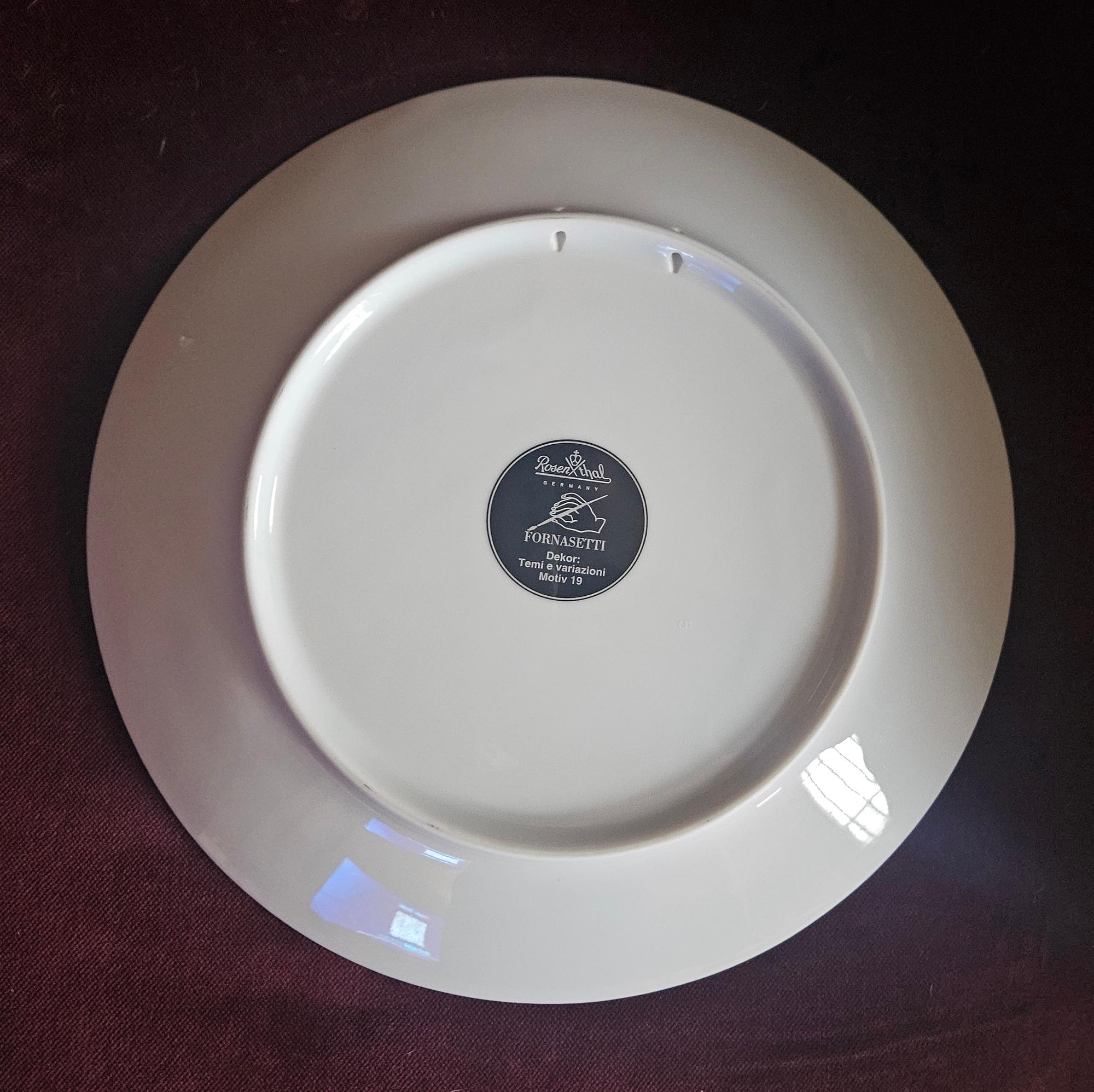 Assiette en porcelaine Piero Fornasetti Rosenthal thèmes et variations, Motiv 19   Baubo en vente 1