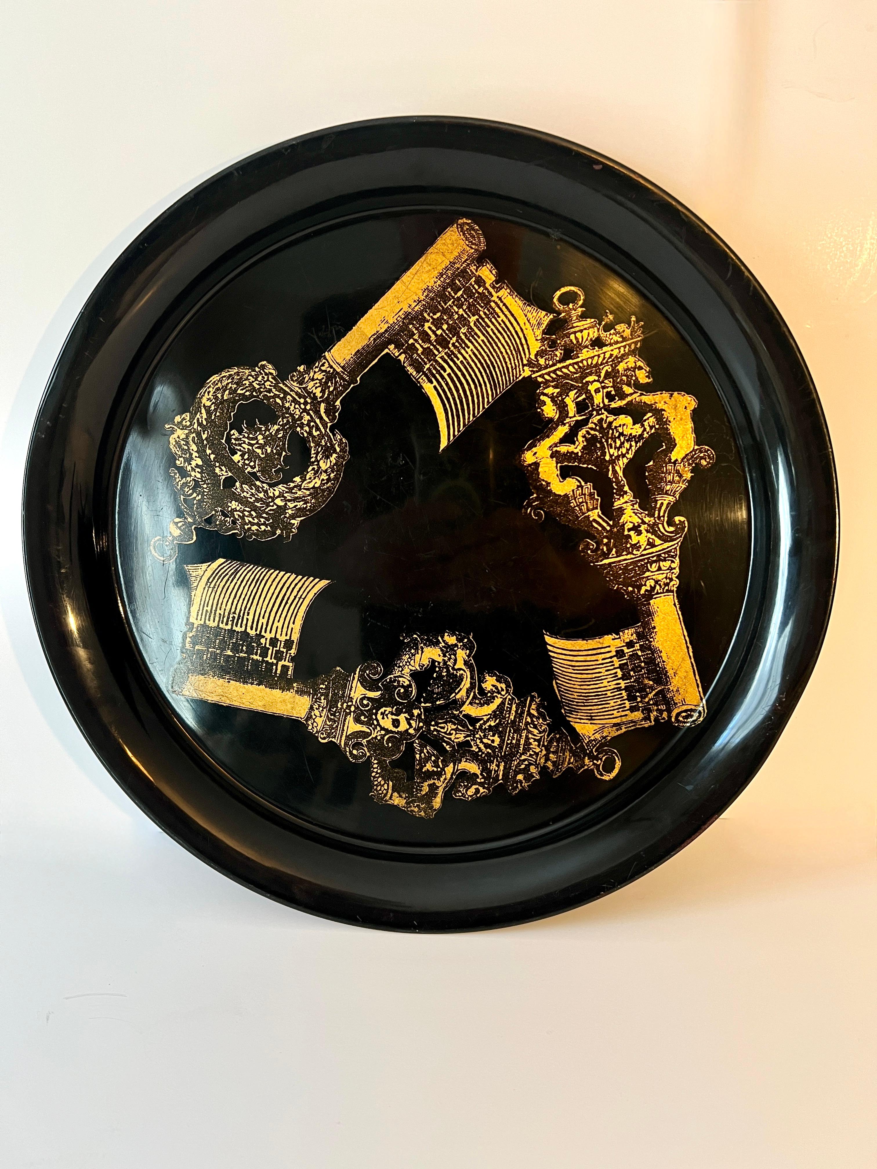 Piero Fornasetti Bandeja redonda de metal decorativa para servir con llaves Moderno de mediados de siglo en venta