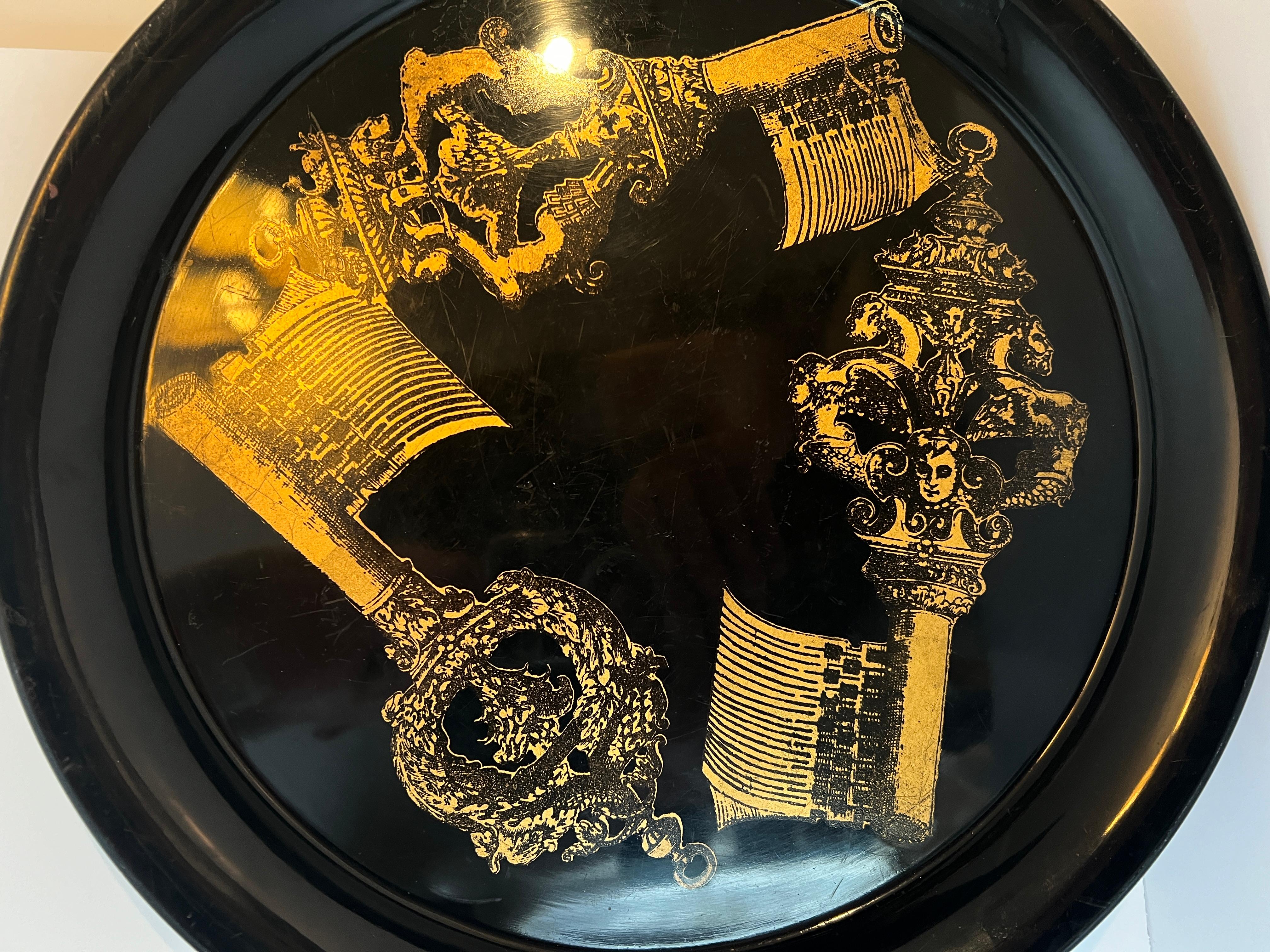 Piero Fornasetti Bandeja redonda de metal decorativa para servir con llaves Albano en venta